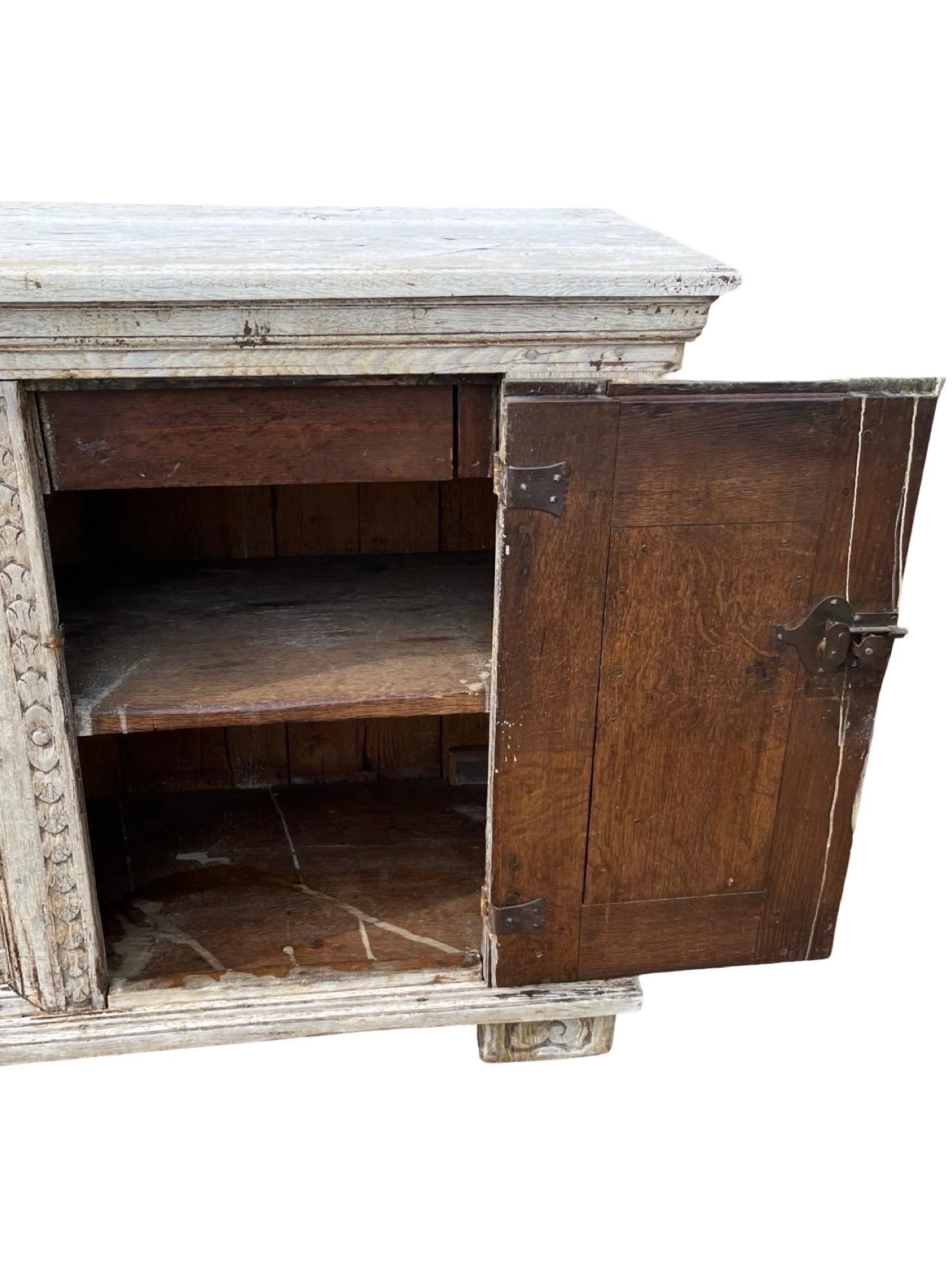 Blanchi Crédence / Buffet / Buffet hollandais en chêne blanchi du 18e siècle en vente