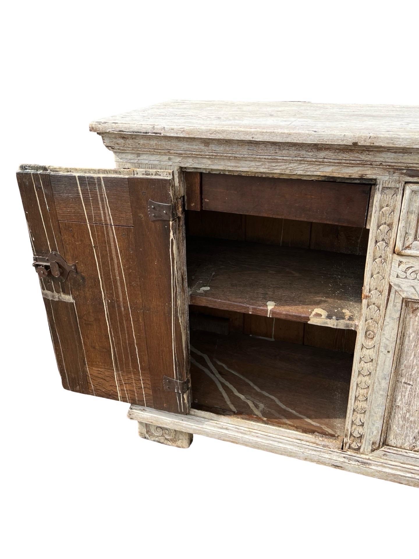 Chêne Crédence / Buffet / Buffet hollandais en chêne blanchi du 18e siècle en vente