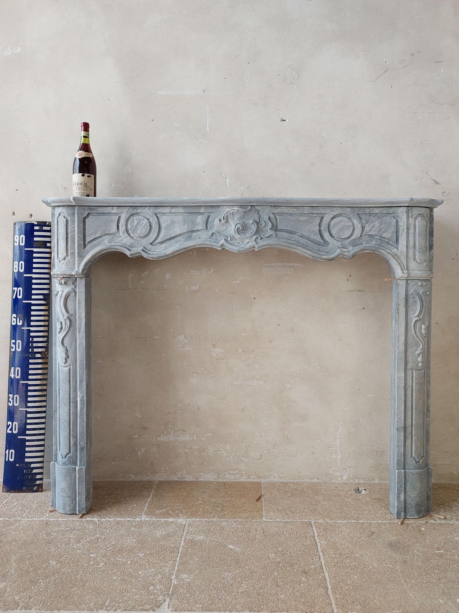18th century Dutch Blue Turquin marble mantelpiece in Régence Style For Sale 4