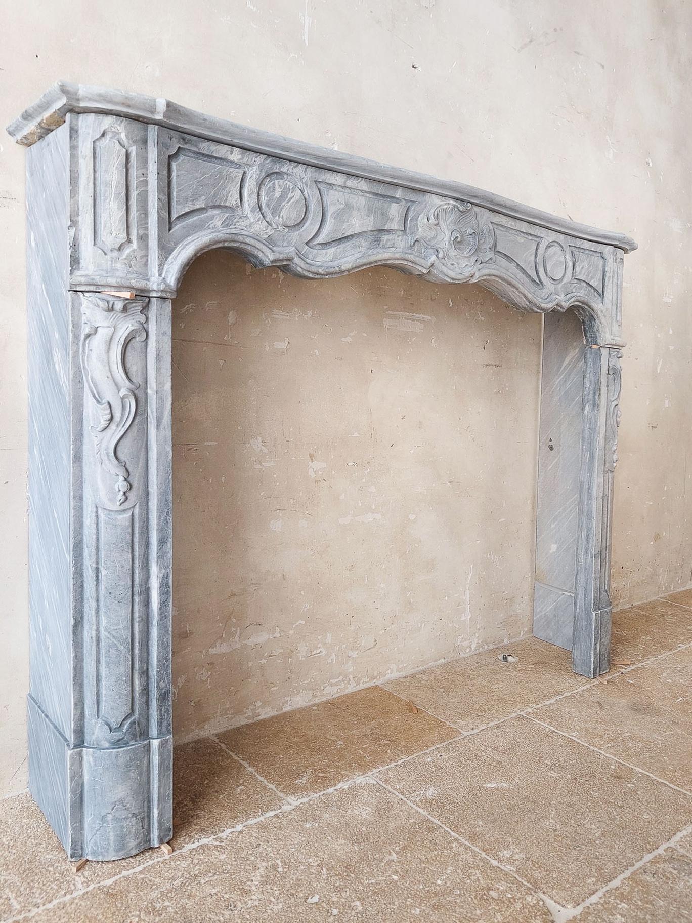 18th century Dutch Blue Turquin marble mantelpiece in Régence Style In Good Condition For Sale In Baambrugge, NL