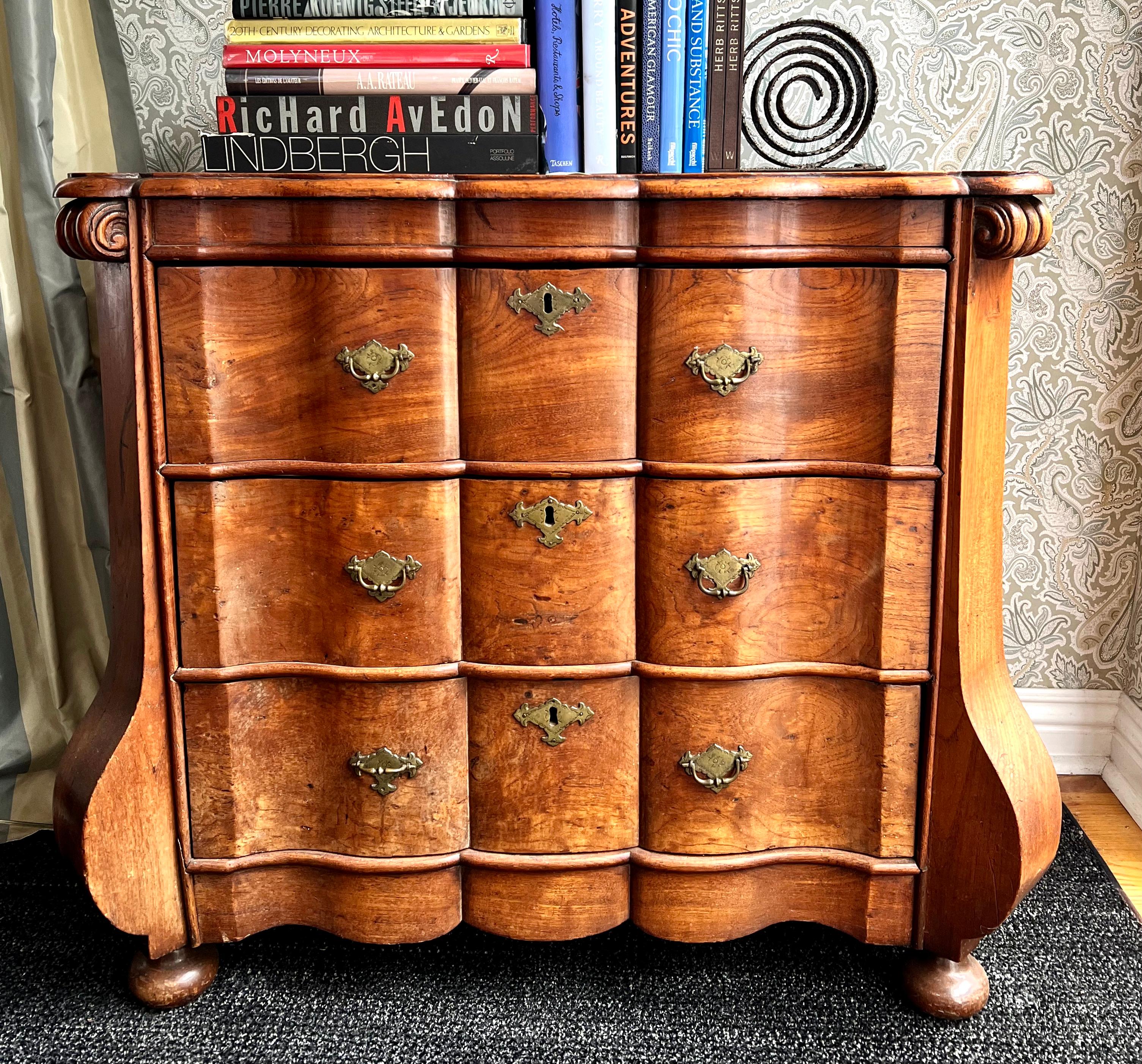 Wonderfully patinated Dutch Oak Bombe chest with brass pulls, made in the Netherlands in the 1700's.

The rich quality of the wood and design will compliment any room. A saturated golden tone and serpent lines with great depth. The chest has deep,