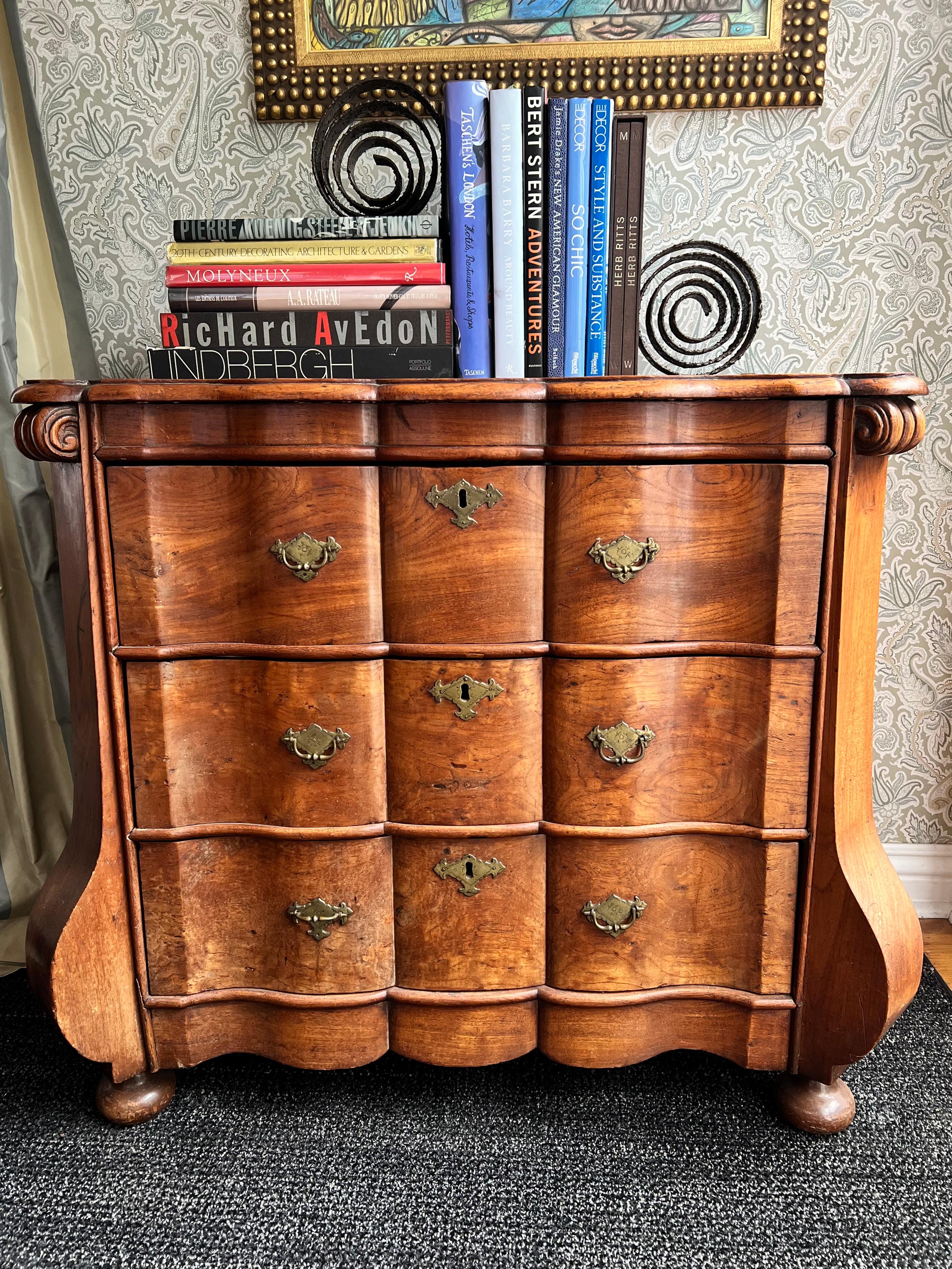 bombe chest antique