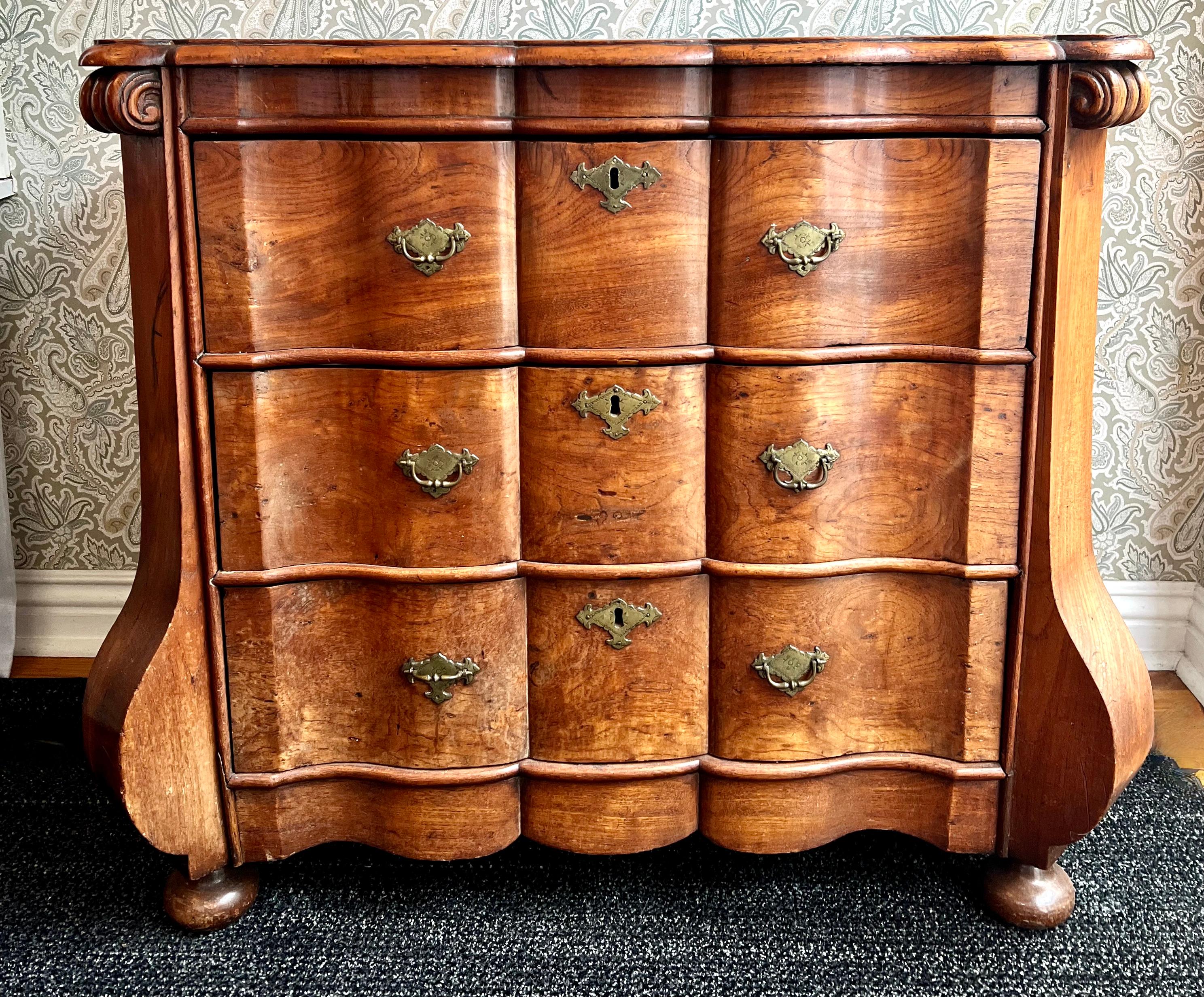 18th Century Dutch Bombe Chest In Good Condition For Sale In Los Angeles, CA