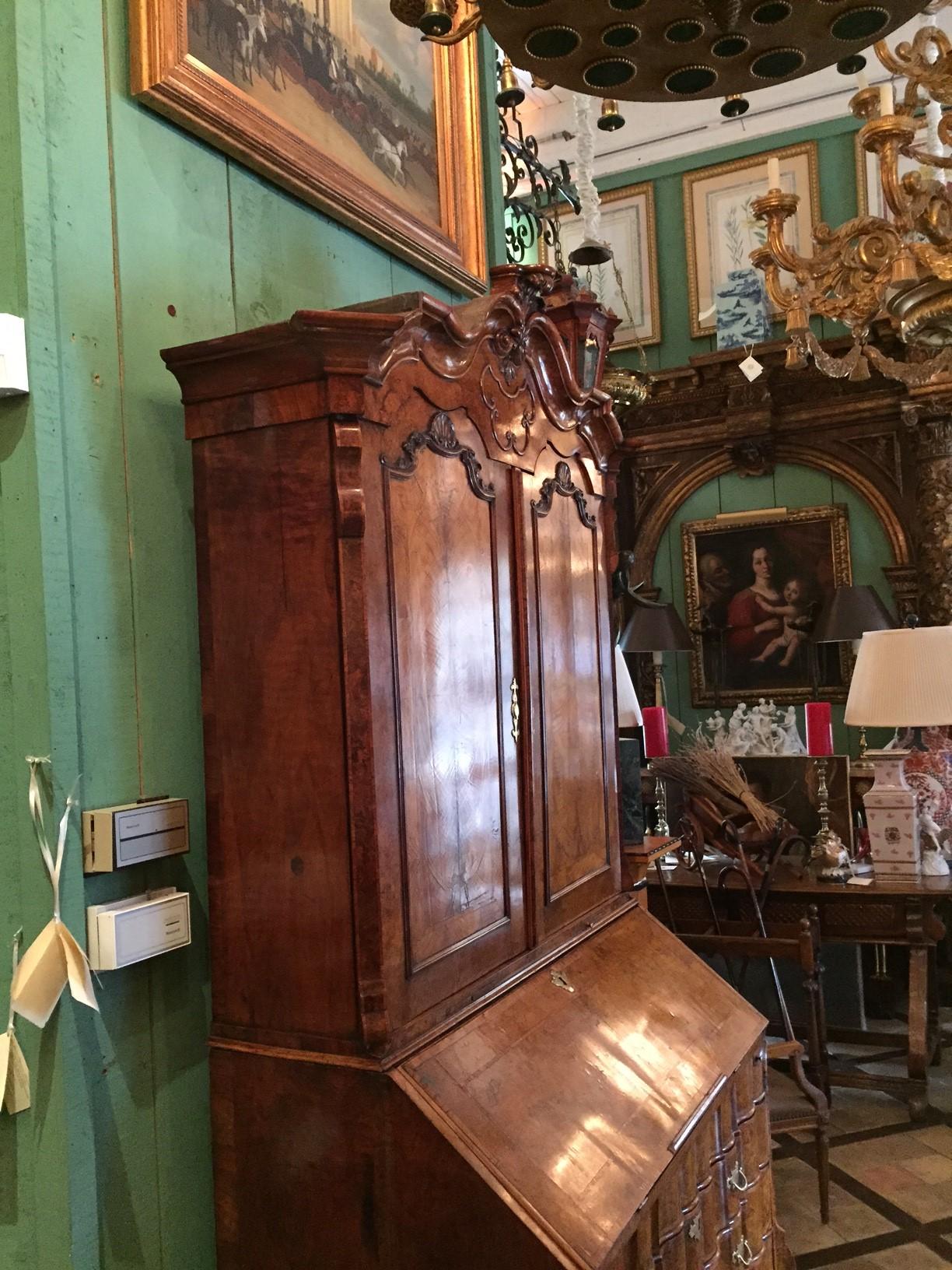 Bois XVIIIe siècle hollandais cabinet secrétaire en ronce de noyer bibliothèque bureau scriban LA antique en vente
