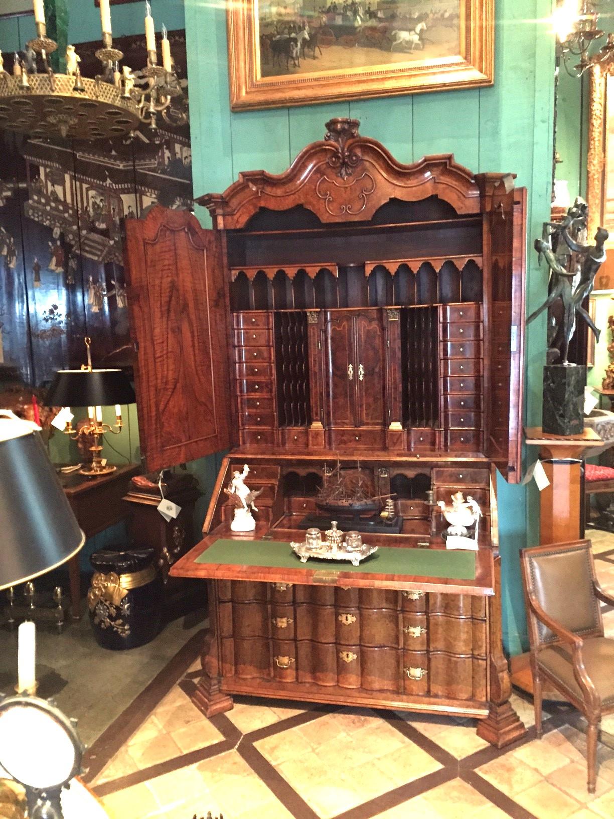 18. Jahrhundert Dutch Burl Walnuss Sekretär Kabinett Scriban Desk Bibliothek Antique LA . Eine wichtige und seltene 18. Jahrhundert holländischen Wurzelholz Sekretär Schrank Scriban Schreibtisch Enclosing ausgestattetes Interieur mit Taubenfächern,