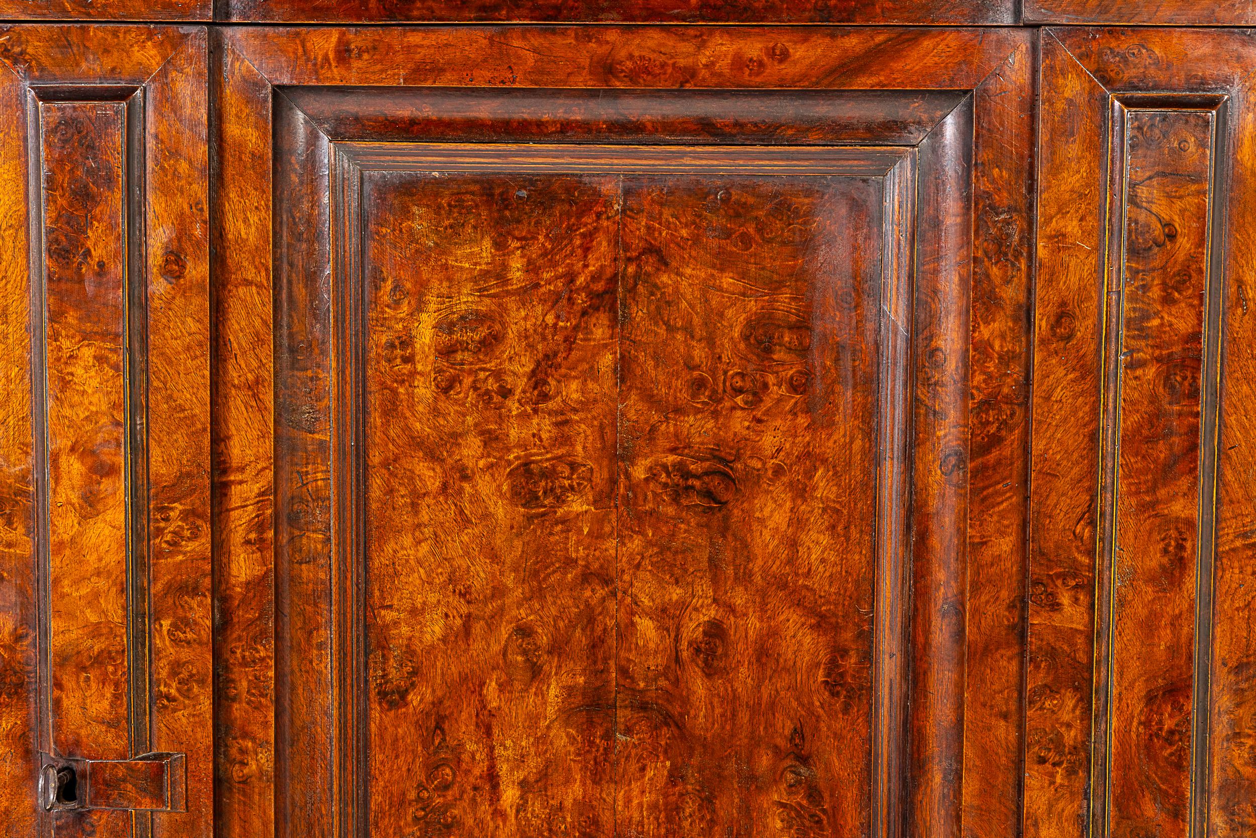 Noyer Cabinet hollandais en ronce de noyer du 18e siècle en vente