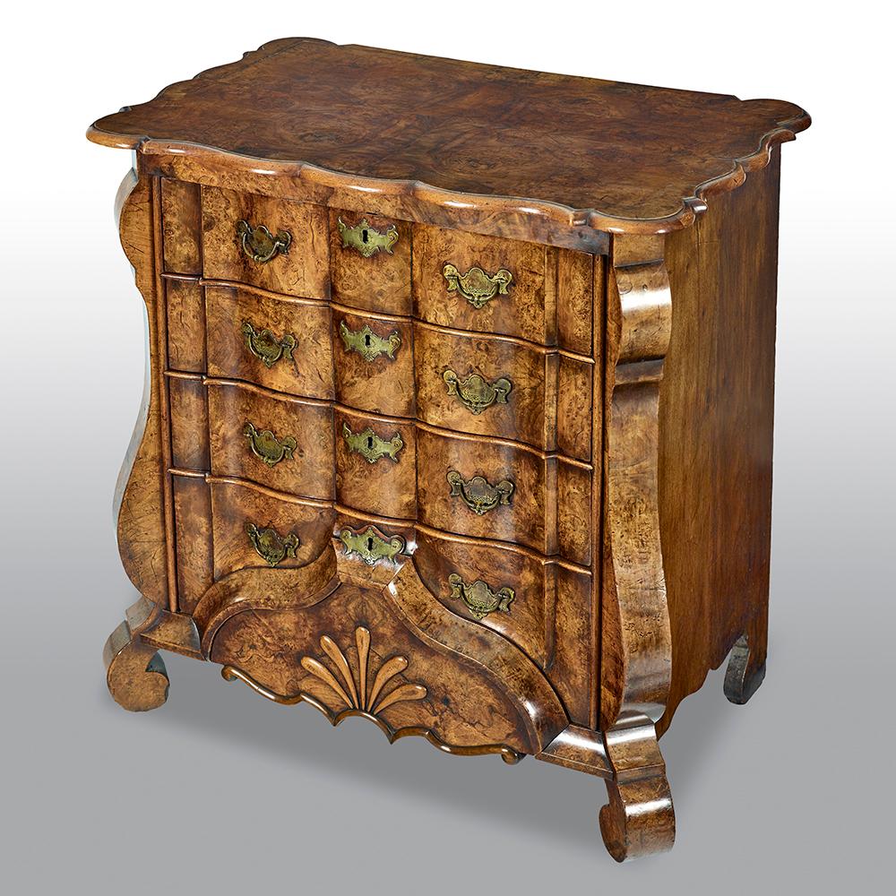 18th Century Dutch Burr Walnut Commode In Good Condition For Sale In Uckfield, Sussex