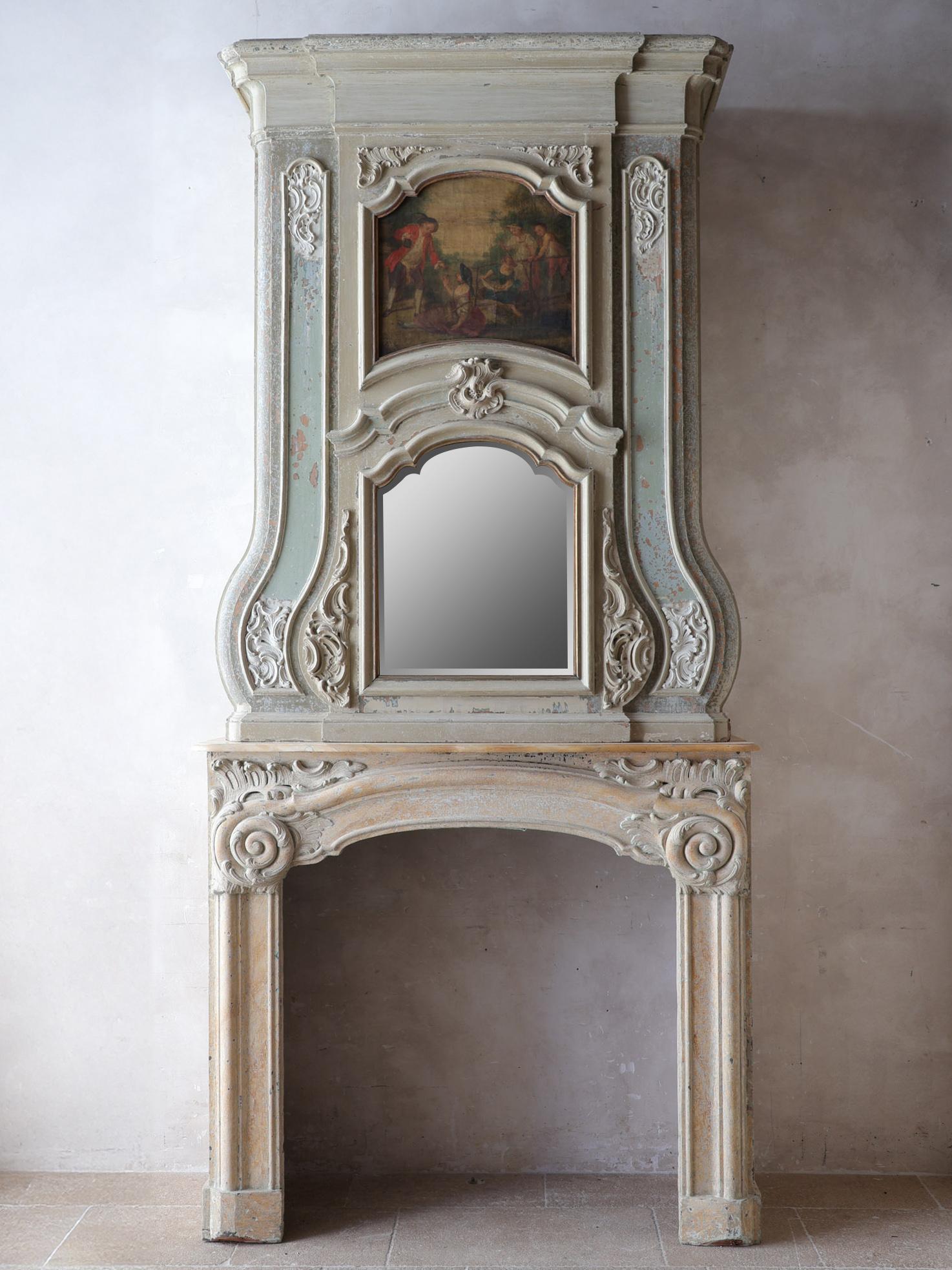 Caminetto olandese in legno in stile Luigi XIV con sovramantello, realizzato in legno di quercia e pino intagliato, risalente al 1740 circa. Originario di una casa sul canale di Amsterdam, questo pezzo presenta intricati intagli nel legno e un piano