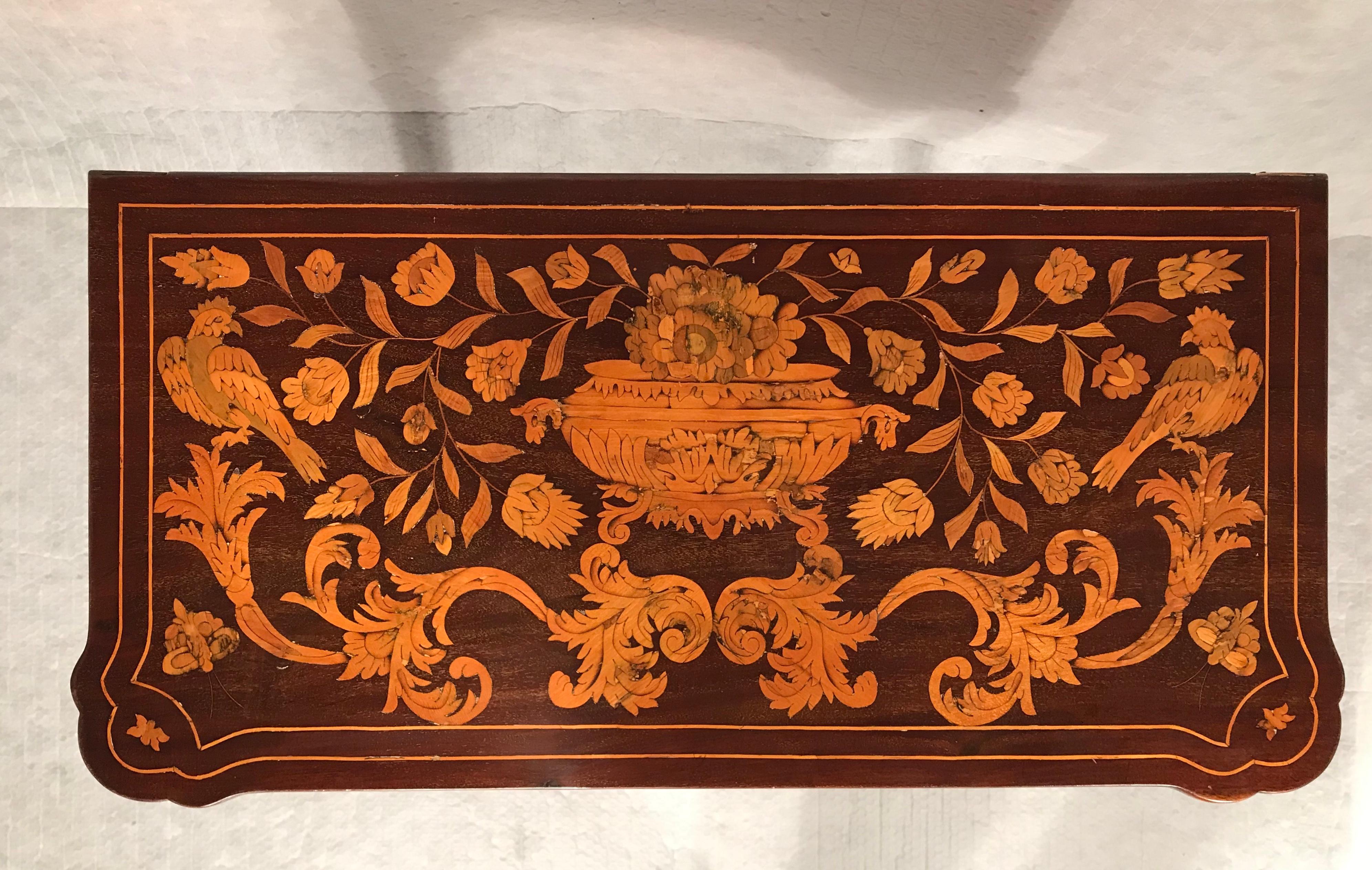 Außergewöhnlicher niederländischer Kartentisch aus dem 18. Jahrhundert, um 1760. Schöne Intarsien mit Blumen und Vögeln auf der Oberseite und den Seiten. Der aufgeklappte Tisch zeigt Einlagen in Form eines Ziermedaillons in der Mitte und einer