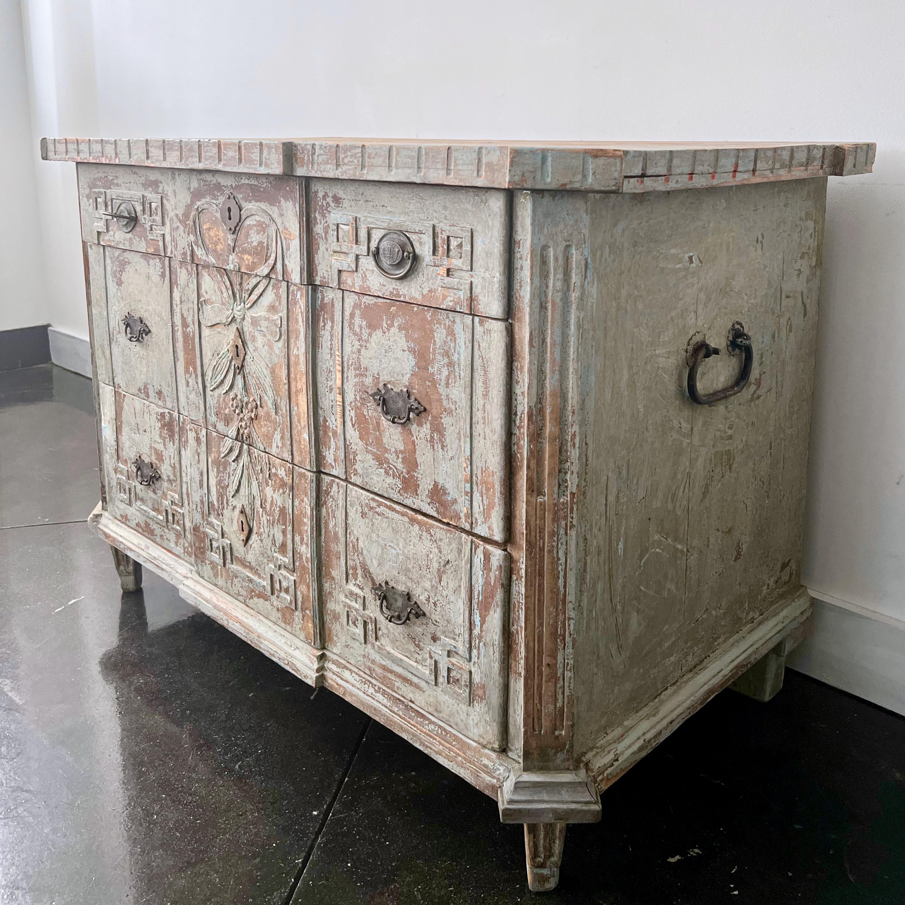 18th century Dutch Carved Front Chest of Drawer In Good Condition For Sale In Charleston, SC