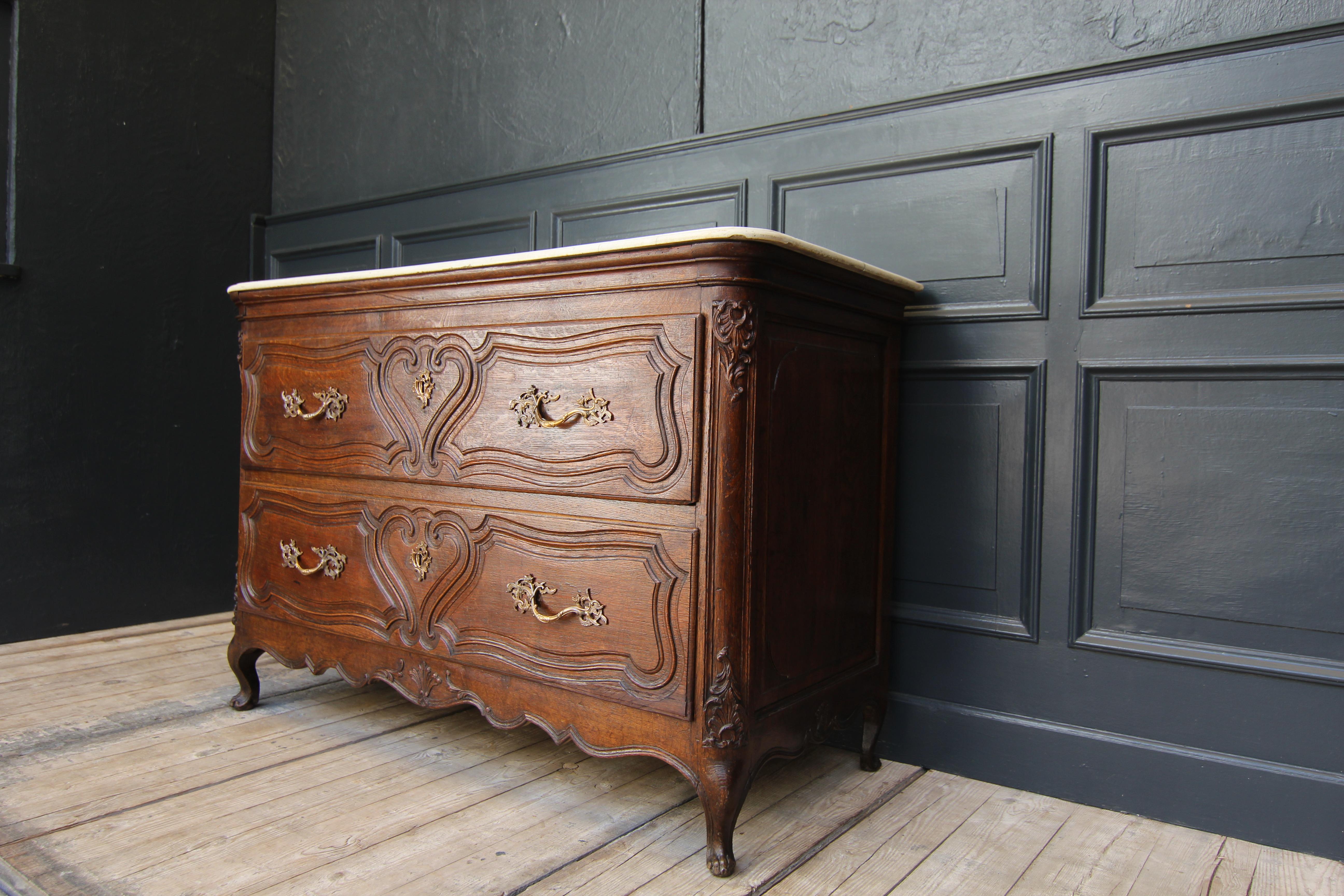 18th Century Dutch Chest of Drawers Made of Oak In Good Condition For Sale In Dusseldorf, DE
