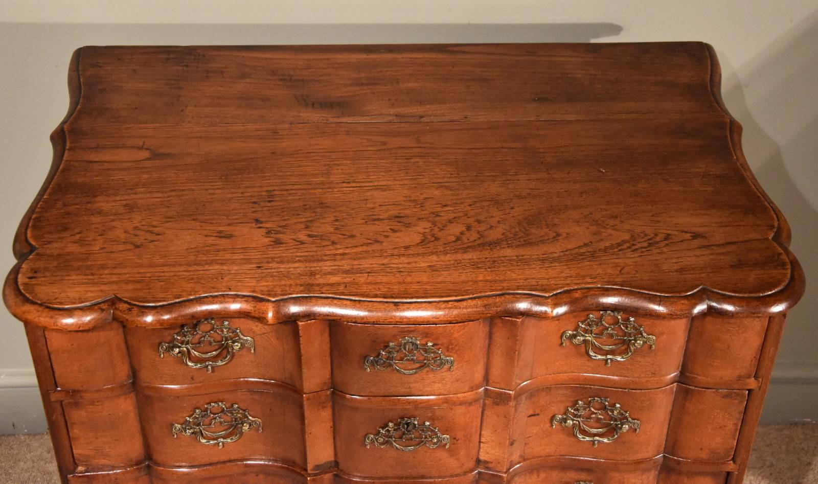 18th century Dutch chestnut commode chest with wavy serpentine front and original brass handles and escutcheons

Dimensions
height 33.5