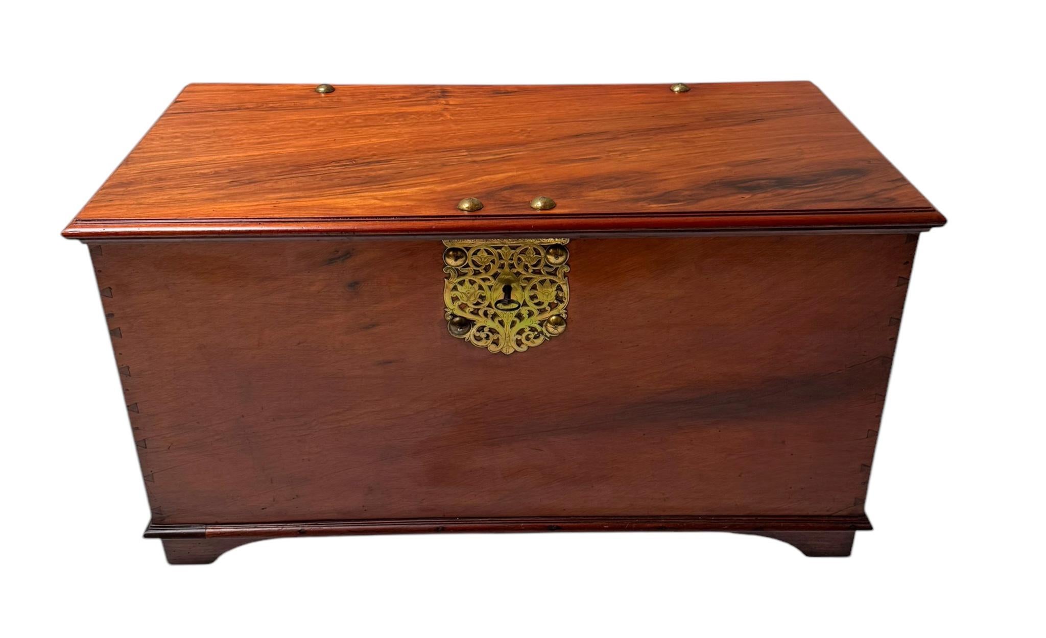 Magnífico y raro cofre o arca VOC colonial holandesa.
Llamativo diseño holandés del siglo XVIII.
Madera maciza de amboyna con monturas y bisagras y tiradores originales de bronce / latón.
La cerradura y la llave originales funcionan