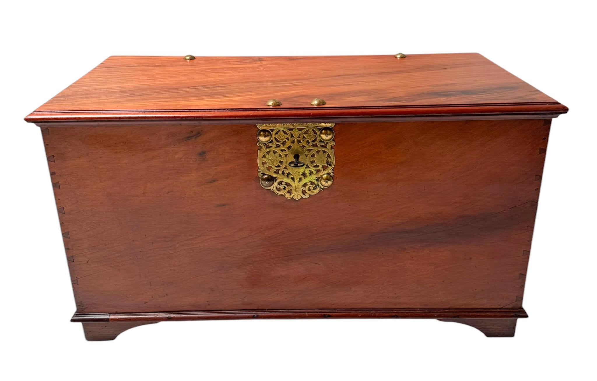 Cofre o arqueta VOC colonial holandesa del siglo XVIII Colonial holandés en venta