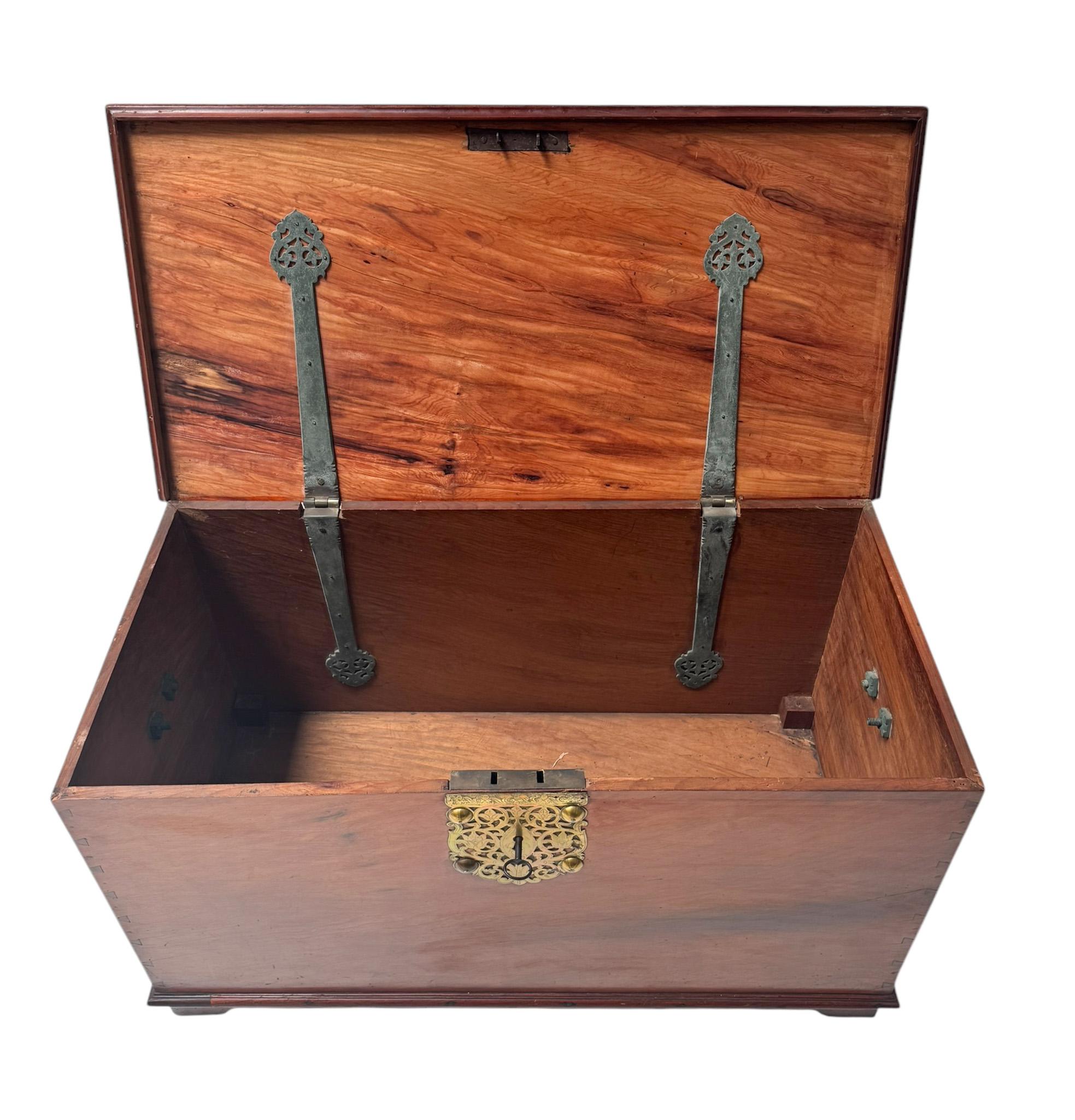 Cofre o arqueta VOC colonial holandesa del siglo XVIII Indonesio en venta