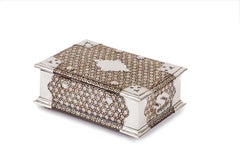 Scrigno in madreperla Peranakan coloniale olandese del XVIII secolo con montature in argento