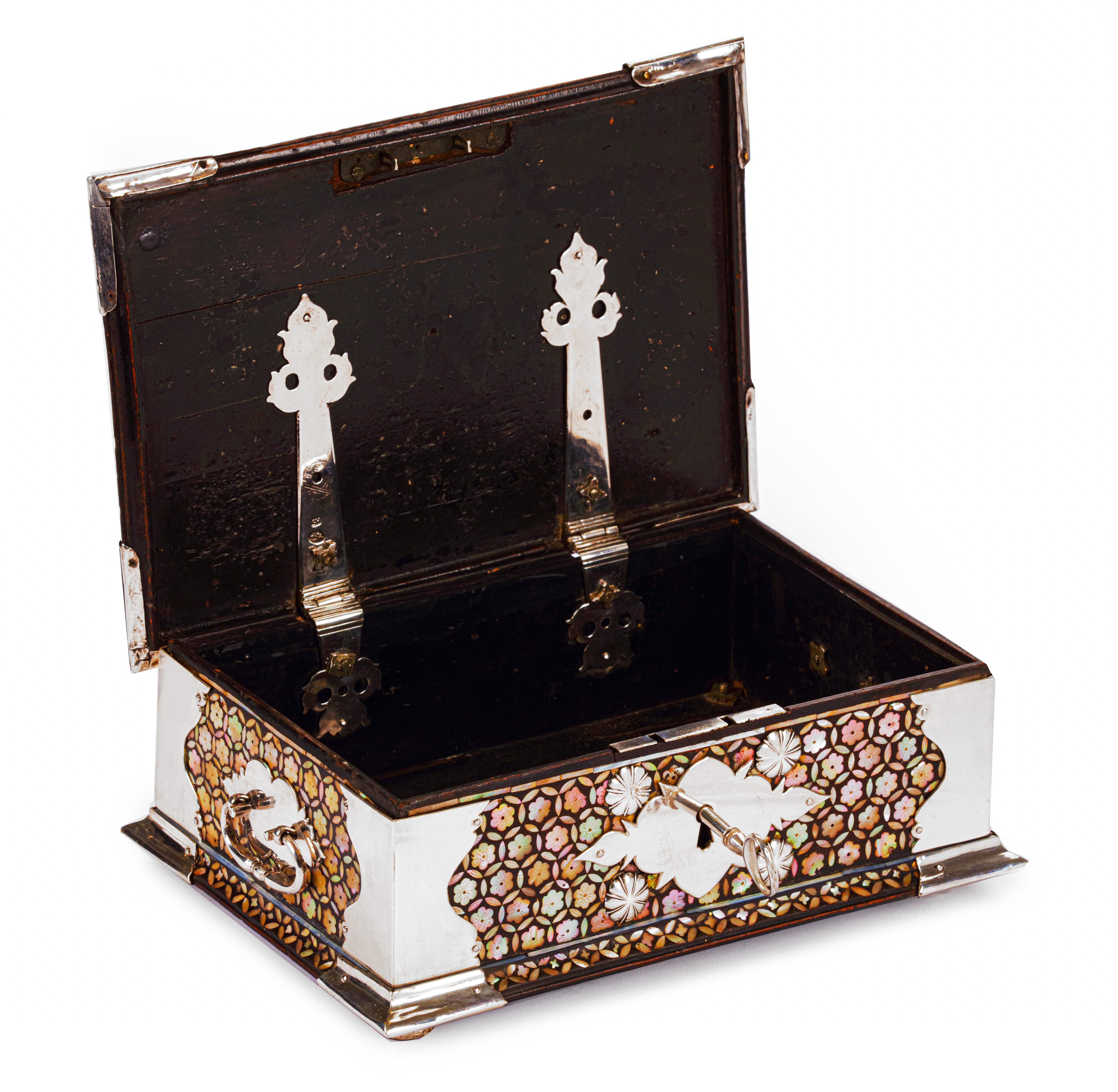 Inlay 18th-century Dutch-colonial Peranakan mother-of-pearl casket with silver mounts For Sale