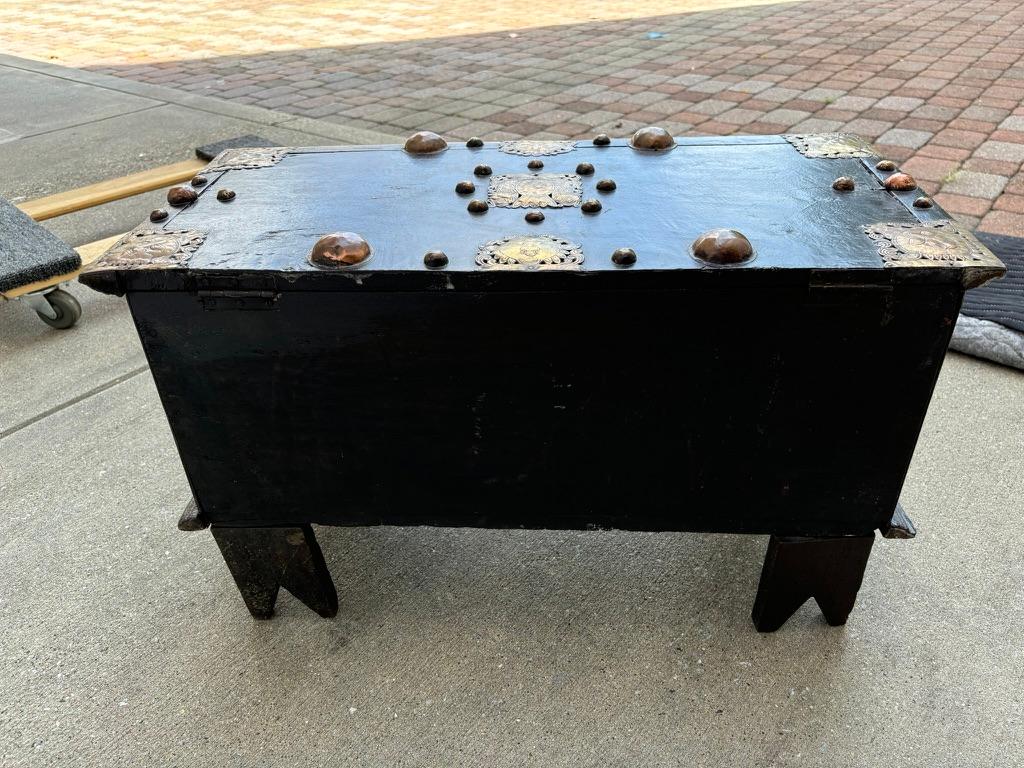18th Century Dutch Colonial Teak Chest With Brass and Copper Mounts For Sale 10