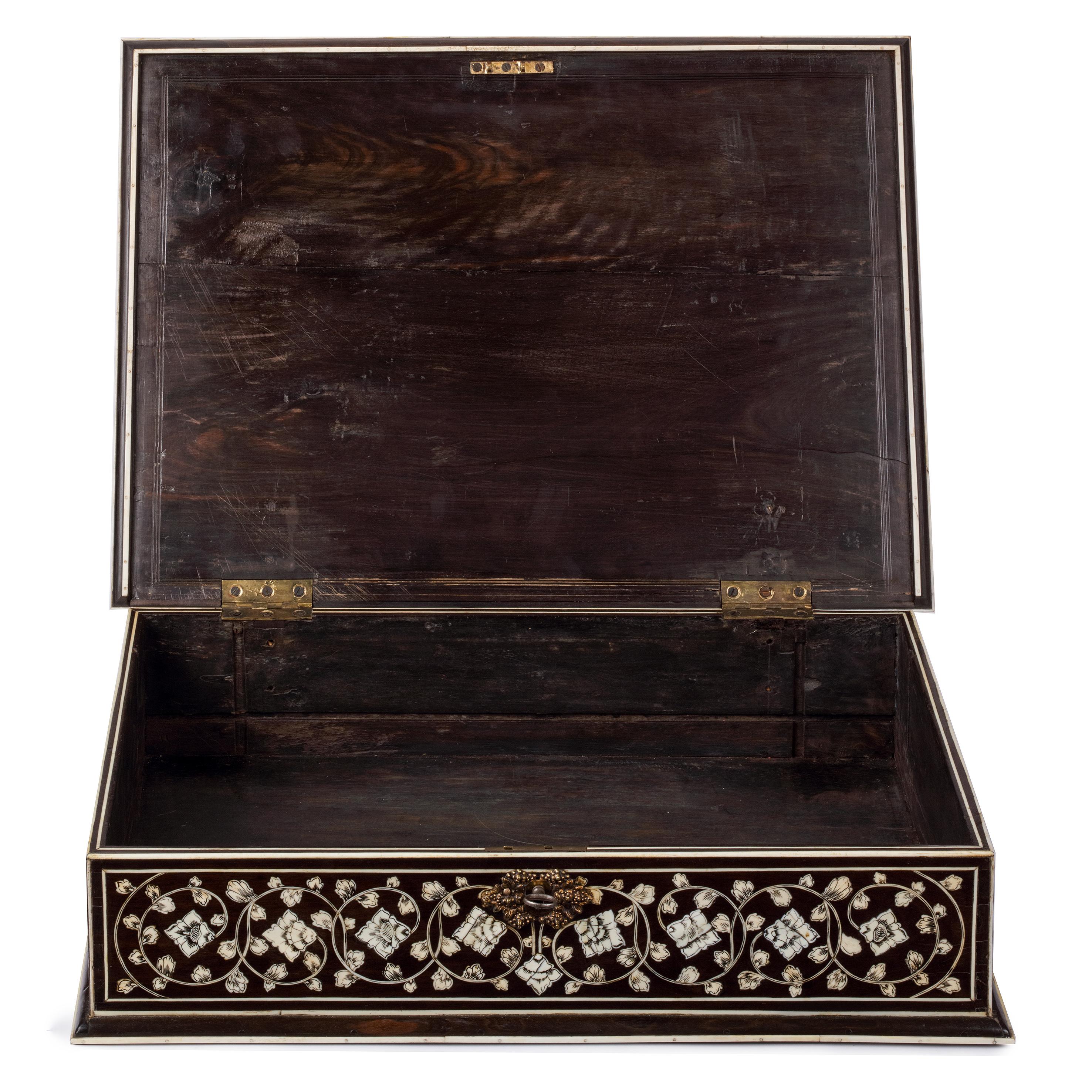 Dutch Colonial 18th century Dutch-Colonial ‘Vizagapatam’ pen-engraved bone inlaid ebony box For Sale