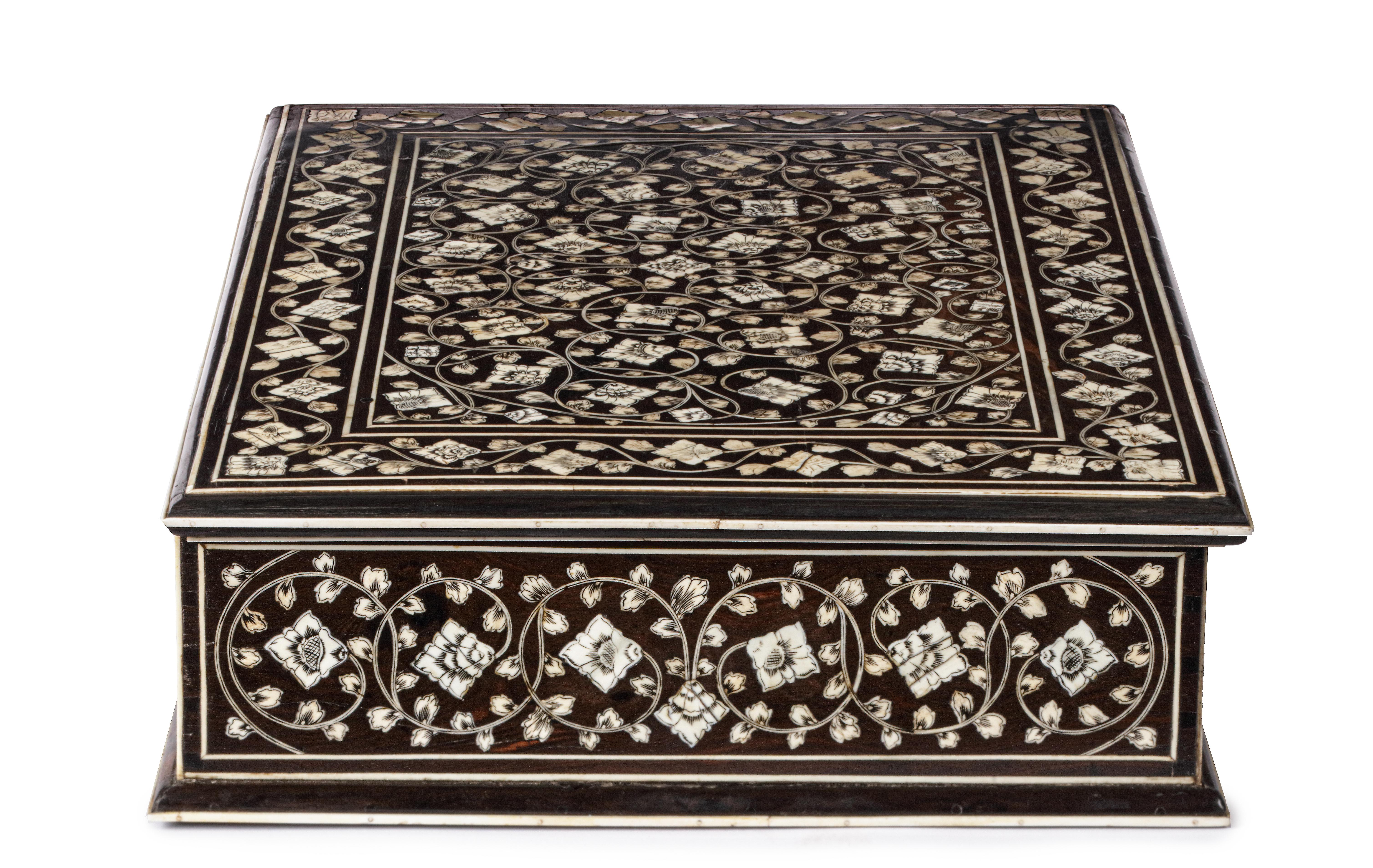 Indian 18th century Dutch-Colonial ‘Vizagapatam’ pen-engraved bone inlaid ebony box For Sale