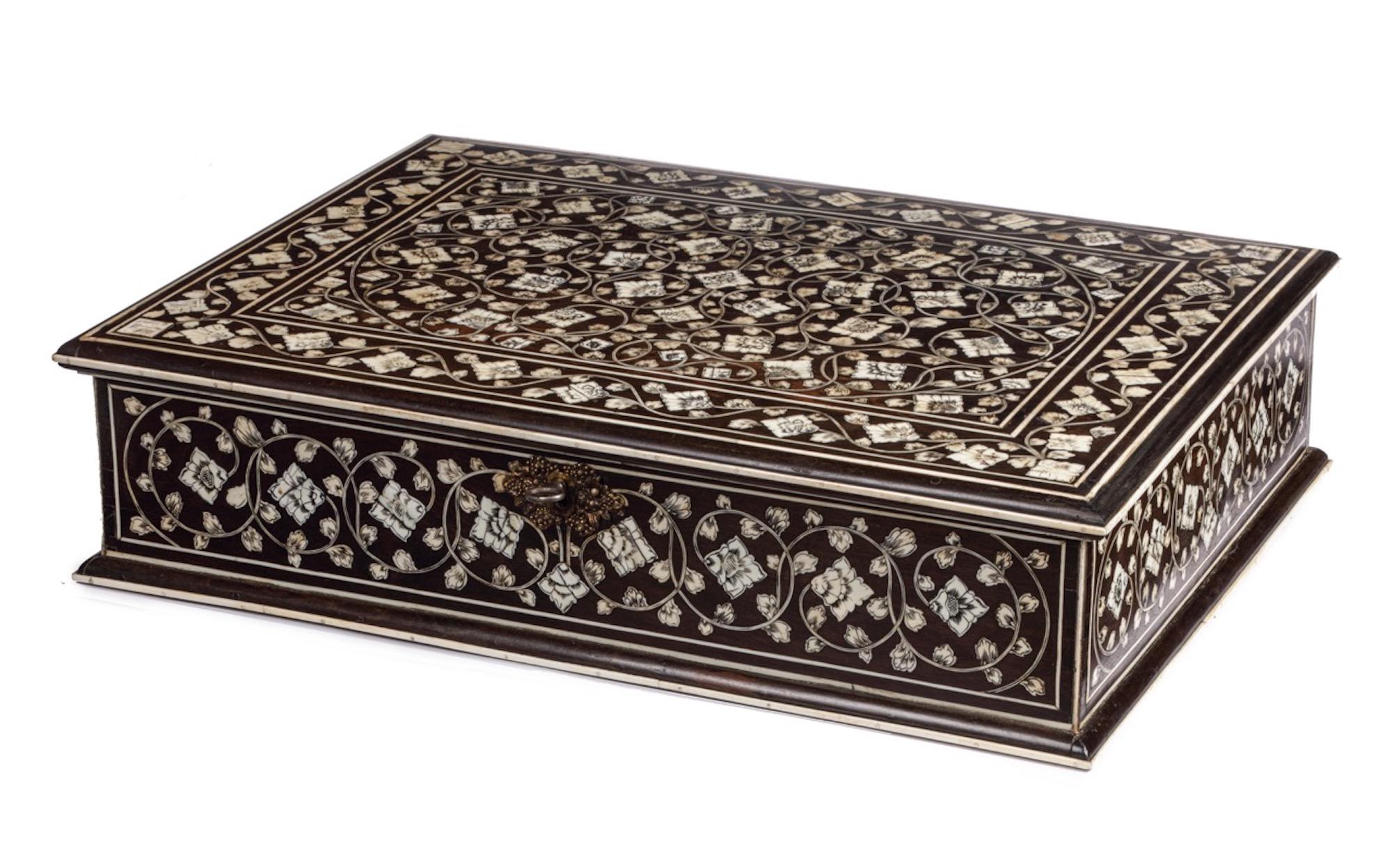 18th century Dutch-Colonial ‘Vizagapatam’ pen-engraved bone inlaid ebony box In Good Condition For Sale In Amsterdam, NL