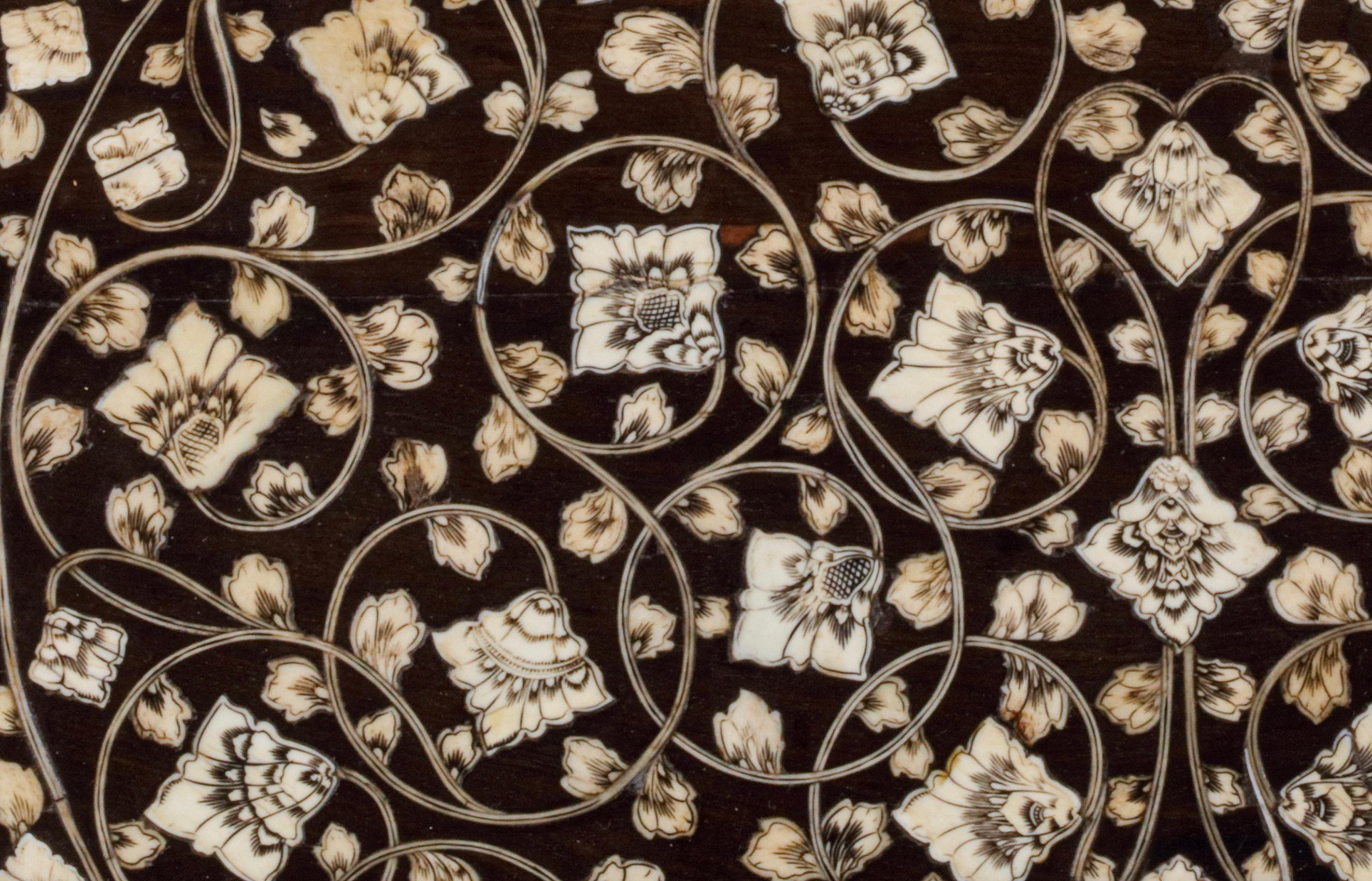 18th Century 18th century Dutch-Colonial ‘Vizagapatam’ pen-engraved bone inlaid ebony box For Sale
