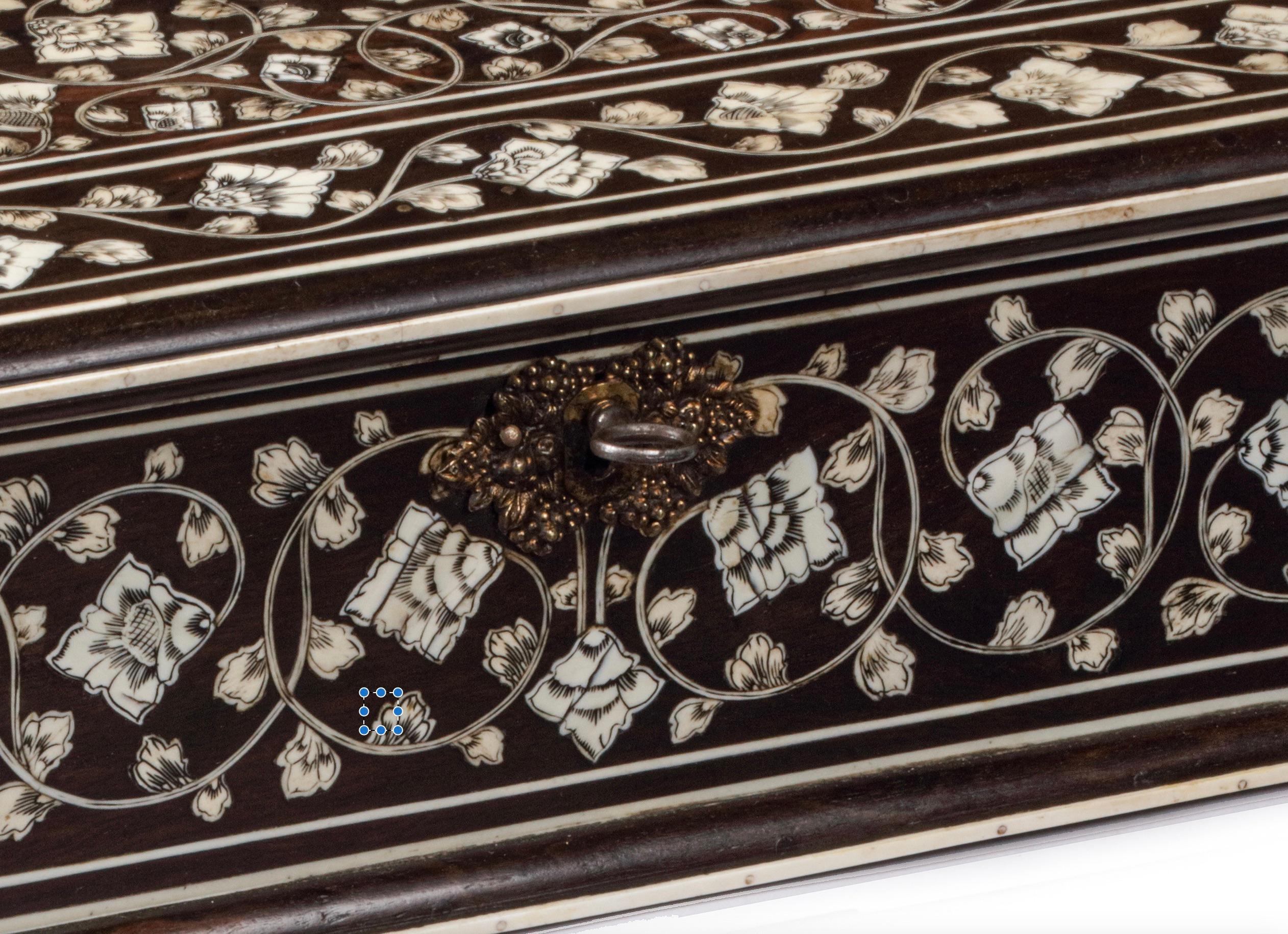 18th century Dutch-Colonial ‘Vizagapatam’ pen-engraved bone inlaid ebony box For Sale 1