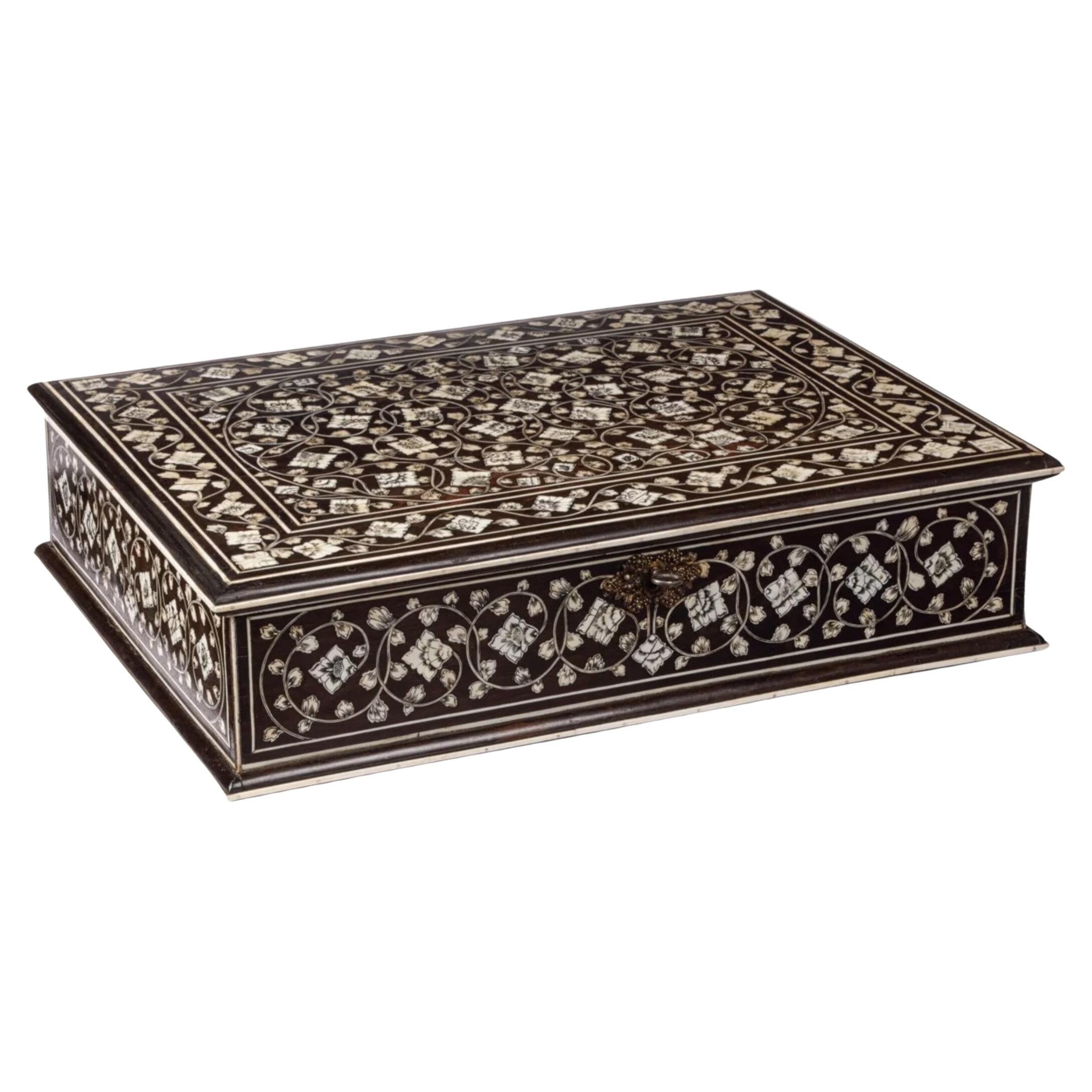 18th century Dutch-Colonial ‘Vizagapatam’ pen-engraved bone inlaid ebony box For Sale