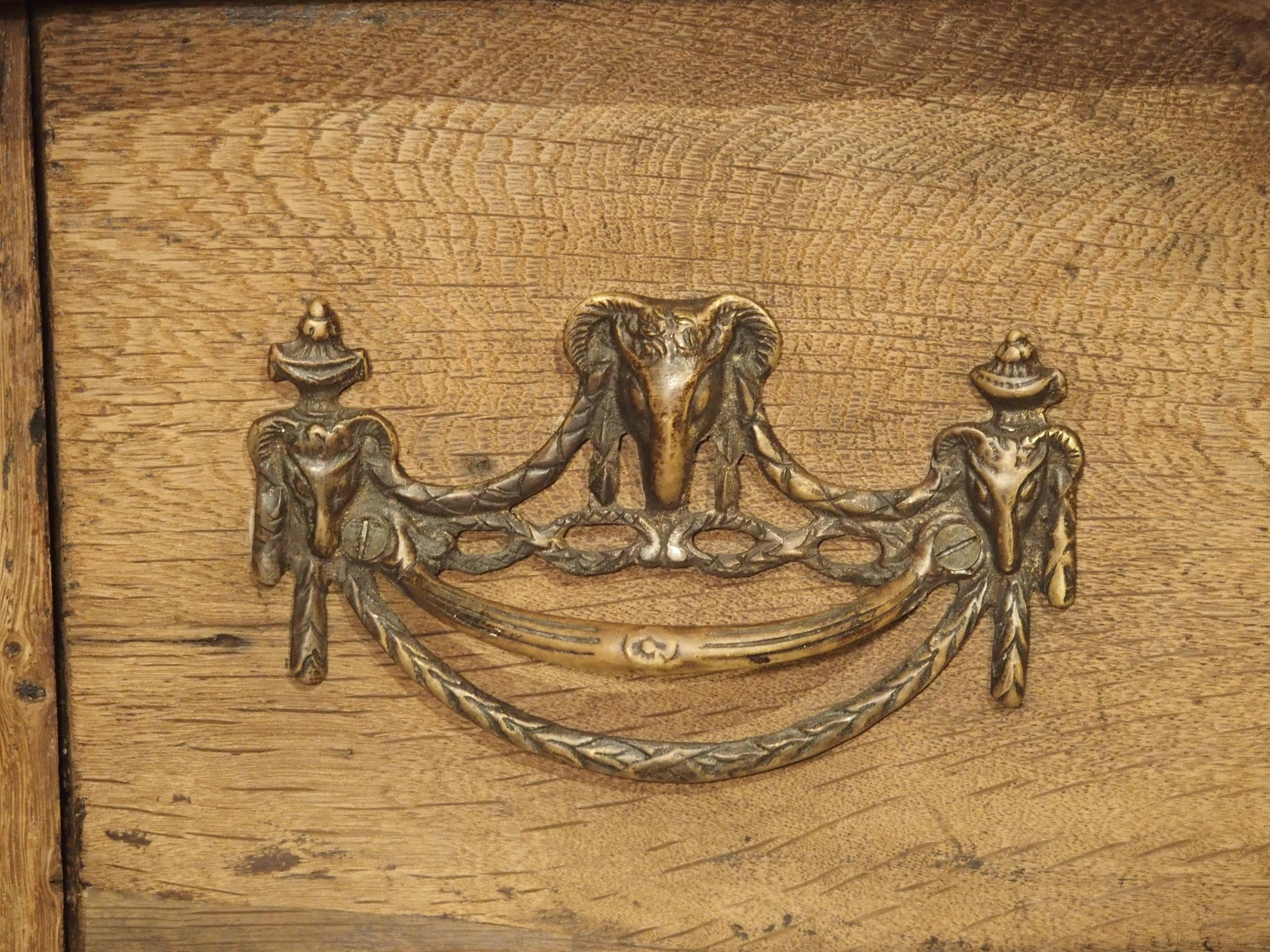 Niederländischer Konsolentisch aus geschnitzter Eiche aus dem 18. Jahrhundert (Messing) im Angebot