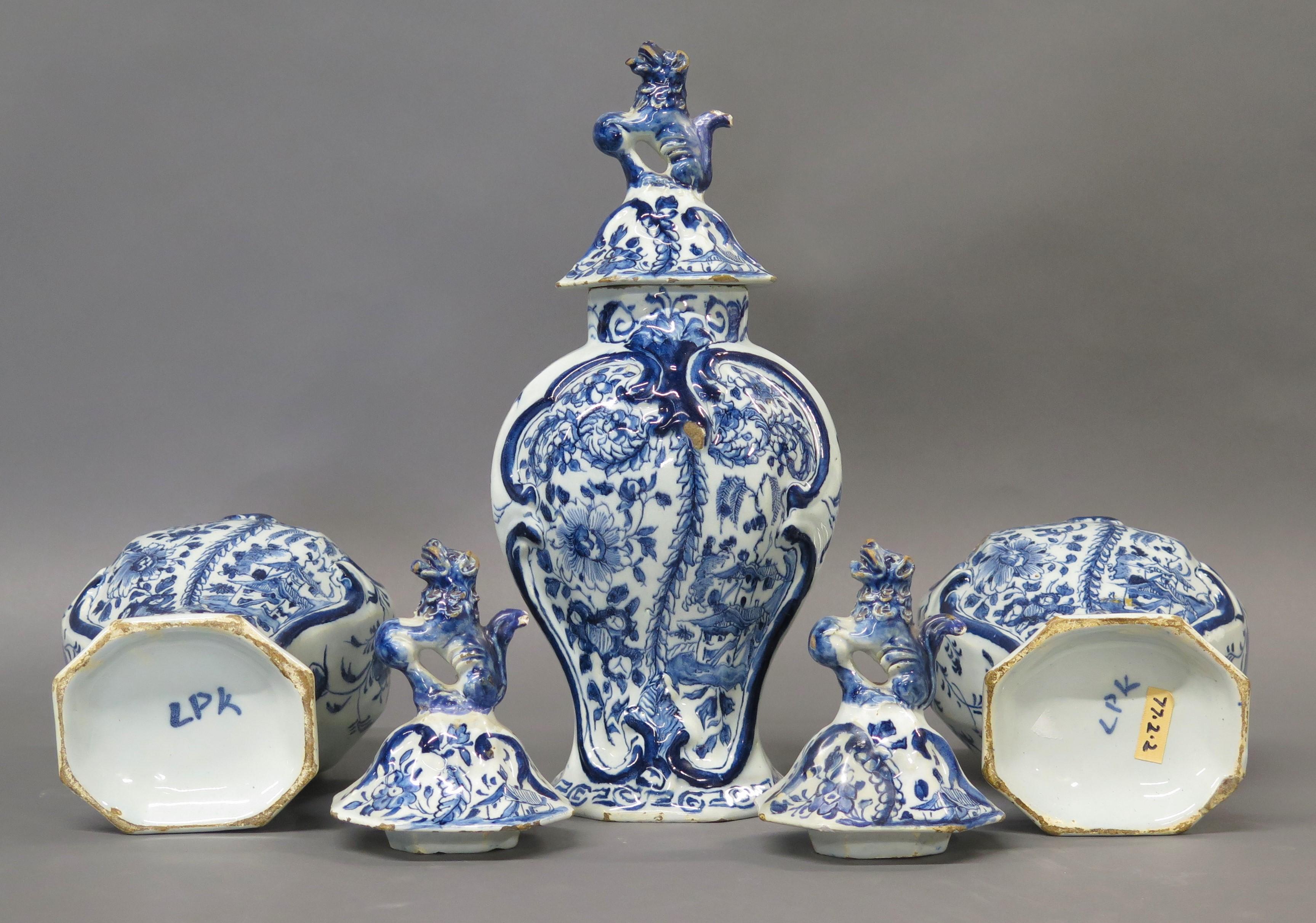 Garniture hollandaise de Delft 3 pièces ~ ensemble de vases à couvercle du 18ème siècle en vente 5