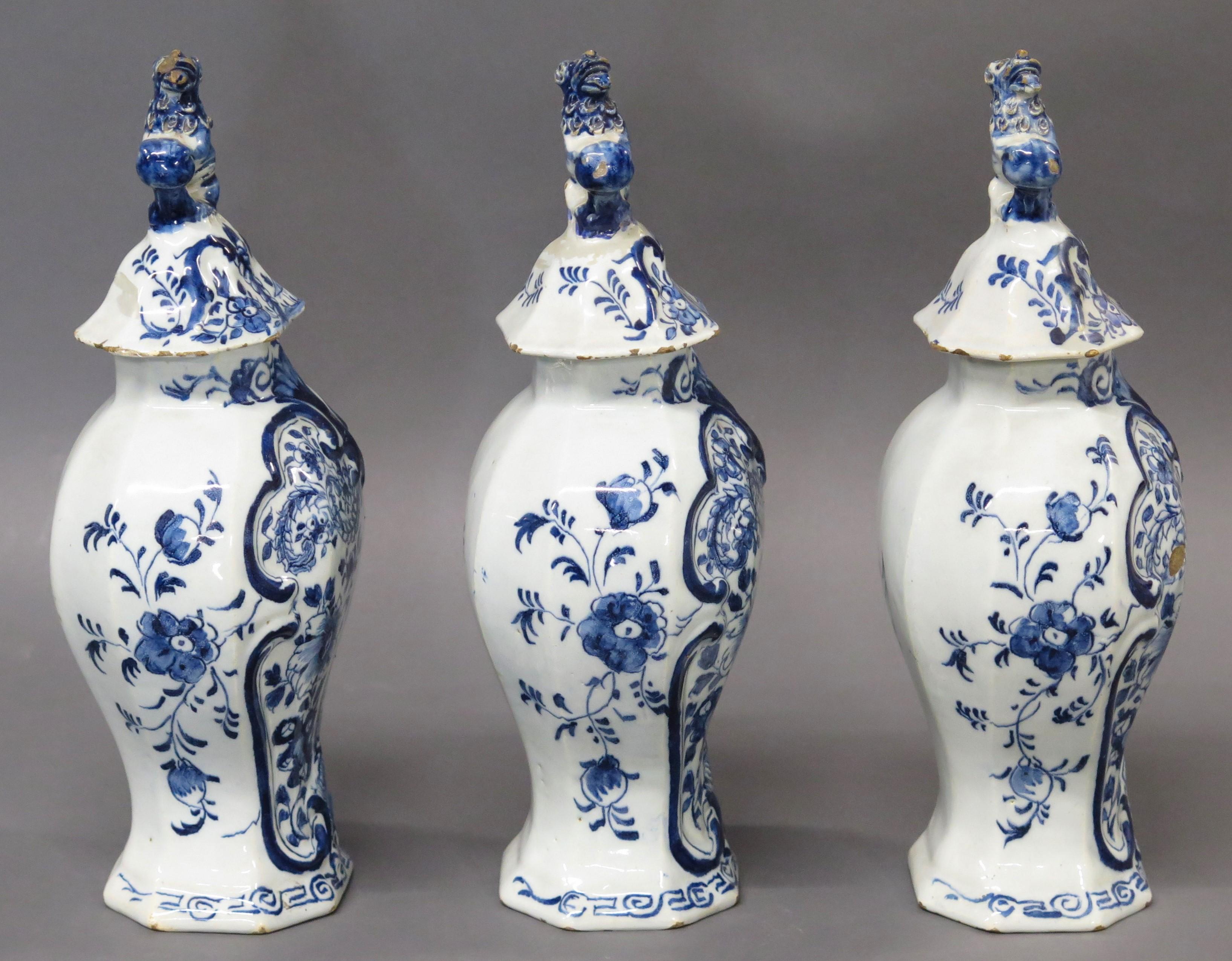 Colonial hollandais Garniture hollandaise de Delft 3 pièces ~ ensemble de vases à couvercle du 18ème siècle en vente