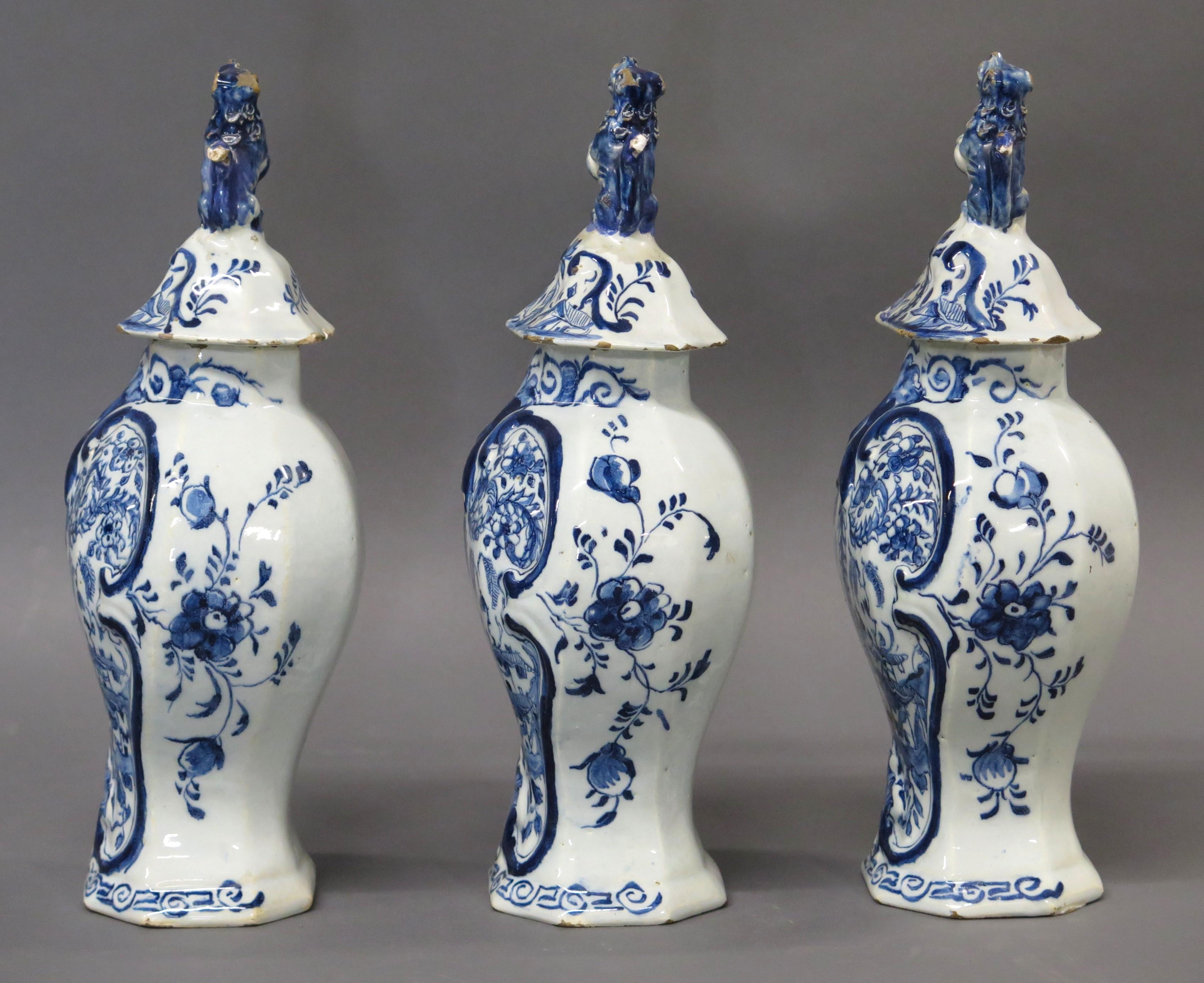 Cuit Garniture hollandaise de Delft 3 pièces ~ ensemble de vases à couvercle du 18ème siècle en vente