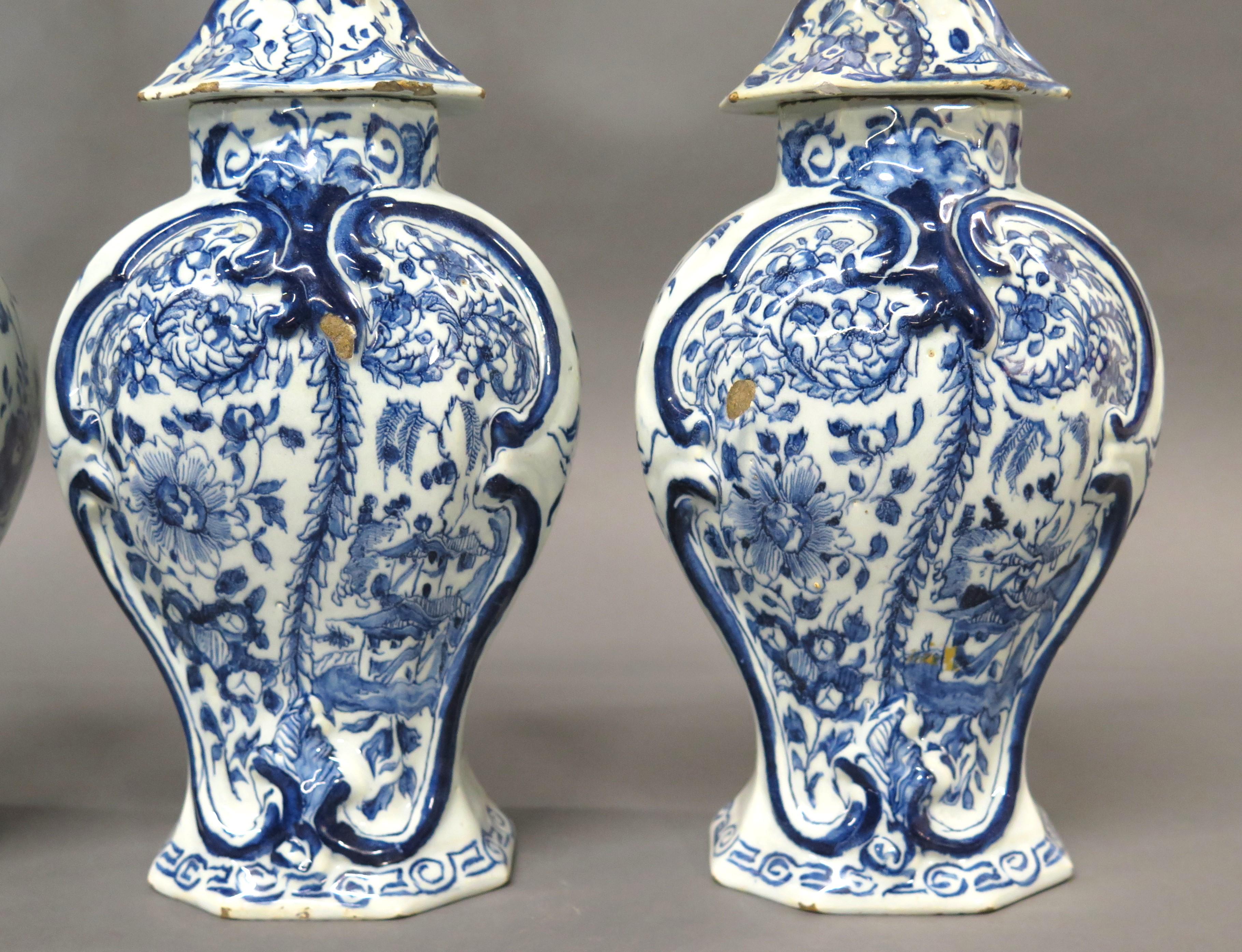 Porcelaine Garniture hollandaise de Delft 3 pièces ~ ensemble de vases à couvercle du 18ème siècle en vente