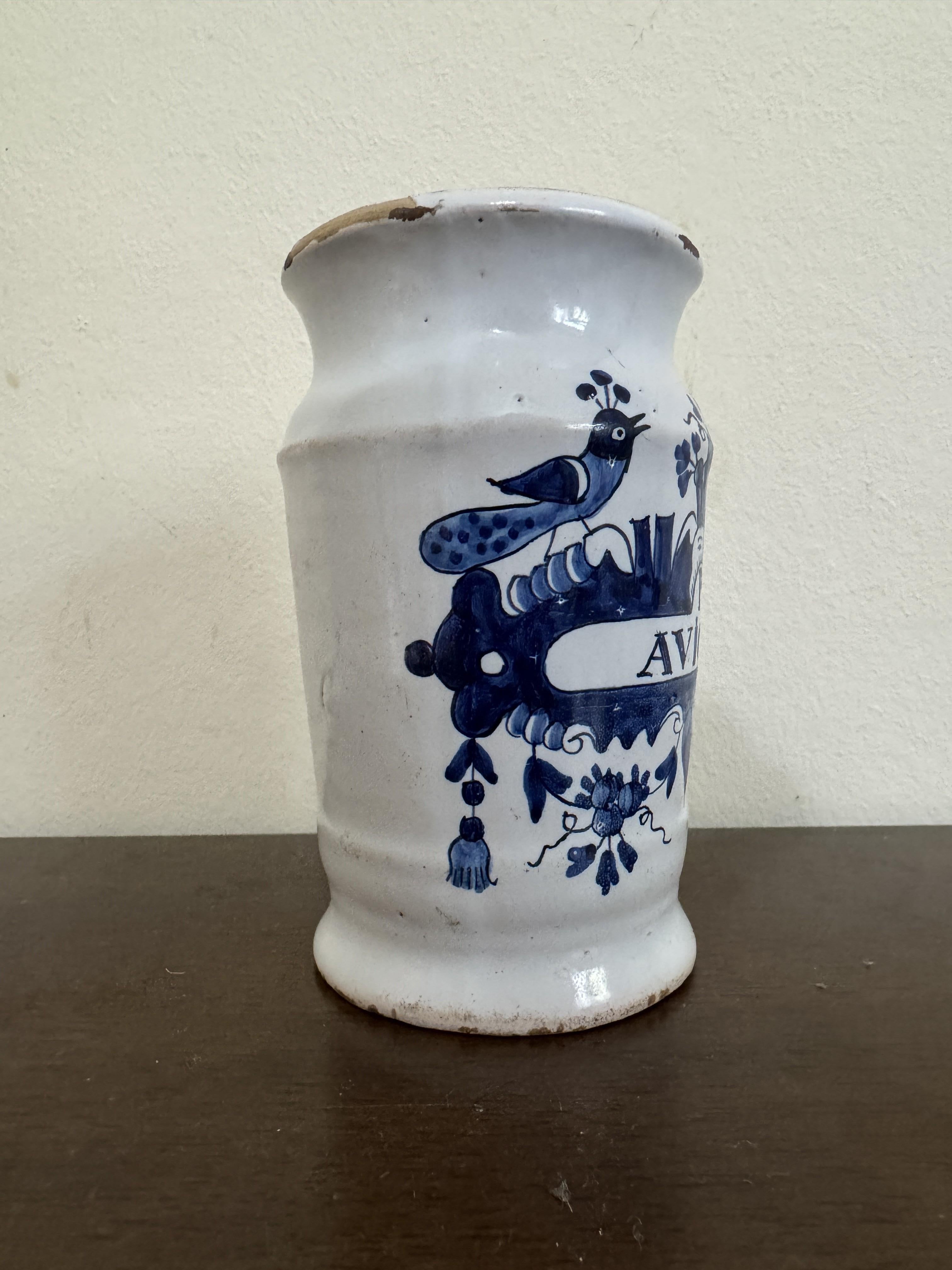 Buen tarro boticario holandés de cerámica azul y blanca de Delft, marcado P.AVICEMA y datado hacia 1750. La jarra, de forma cilíndrica, se alza sobre un pie de pedestal redondeado con el borde superior pellizcado y la parte superior ligeramente