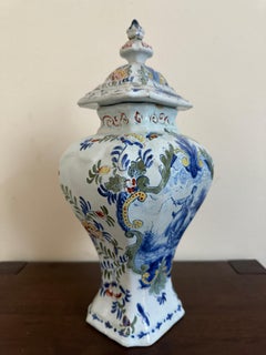 Jarrón con balaustre y tapa de Delft holandés del siglo XVIII