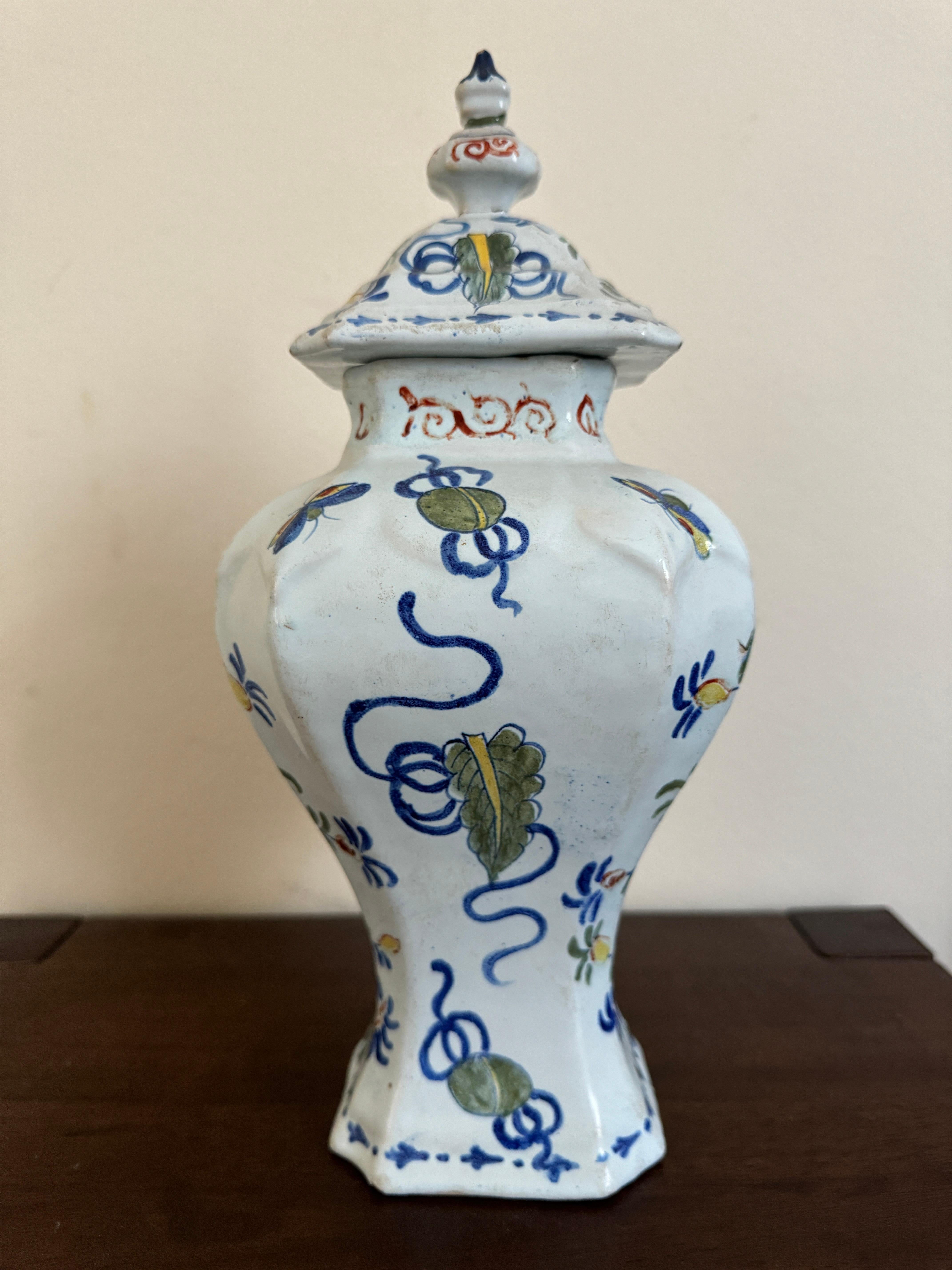 18th Century Dutch Delft Baluster Vase and Lid In Good Condition In Basildon, GB