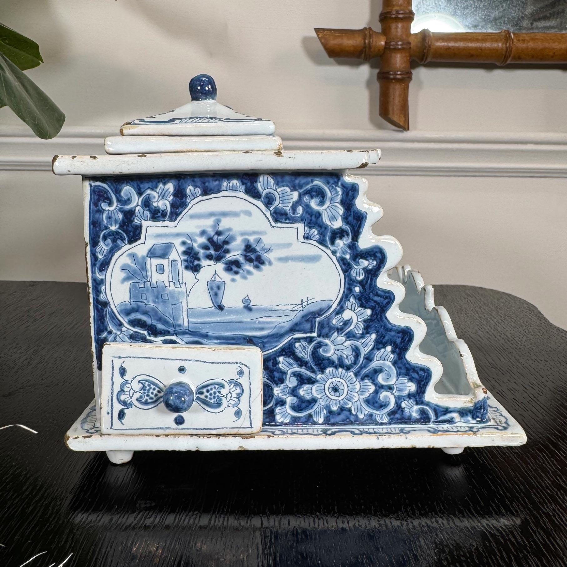 18th Century Dutch Delft Blue and White Ink Well attributed to Anthoni Pennis in vendita 3