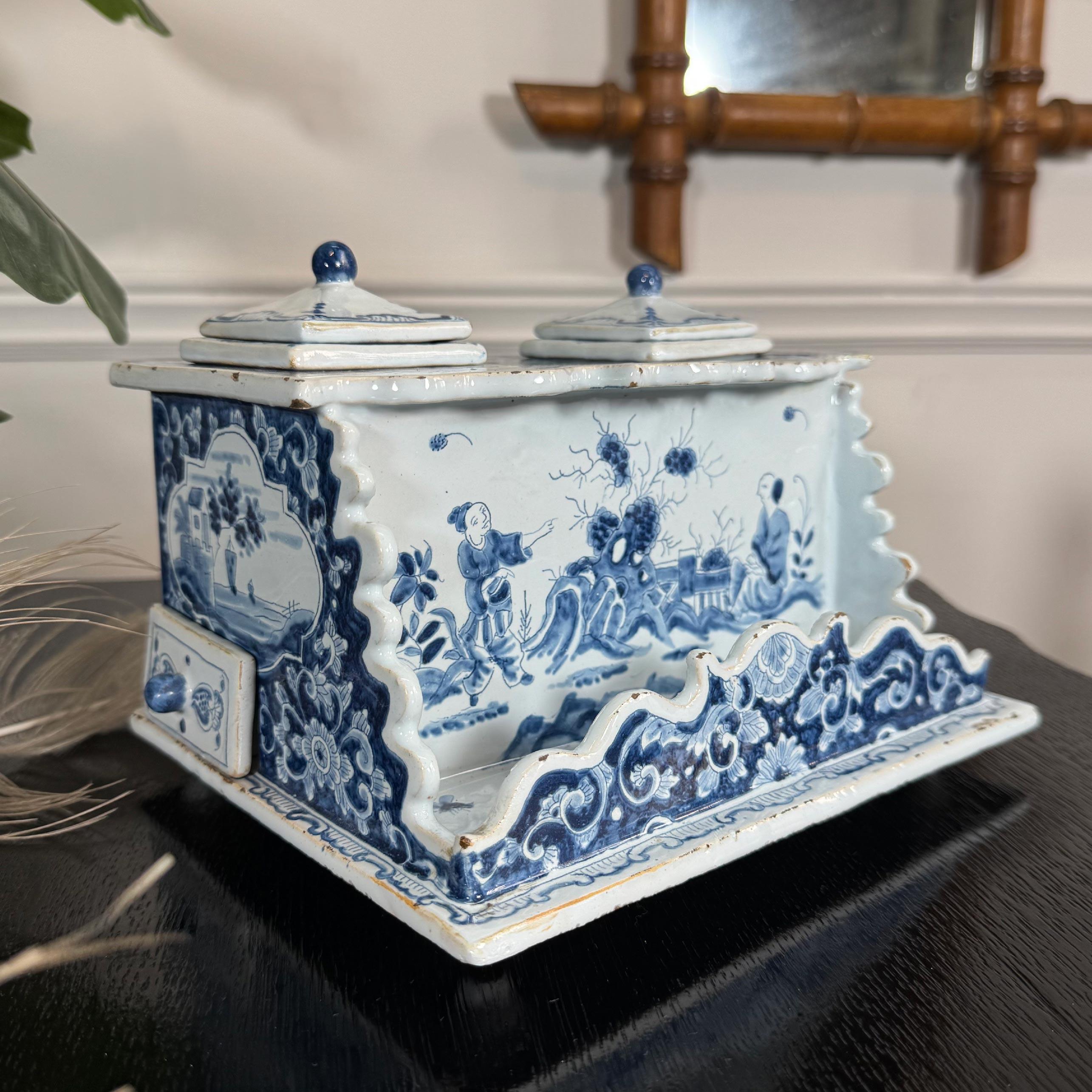 18th Century Dutch Delft Blue and White Ink Well attributed to Anthoni Pennis in vendita 5
