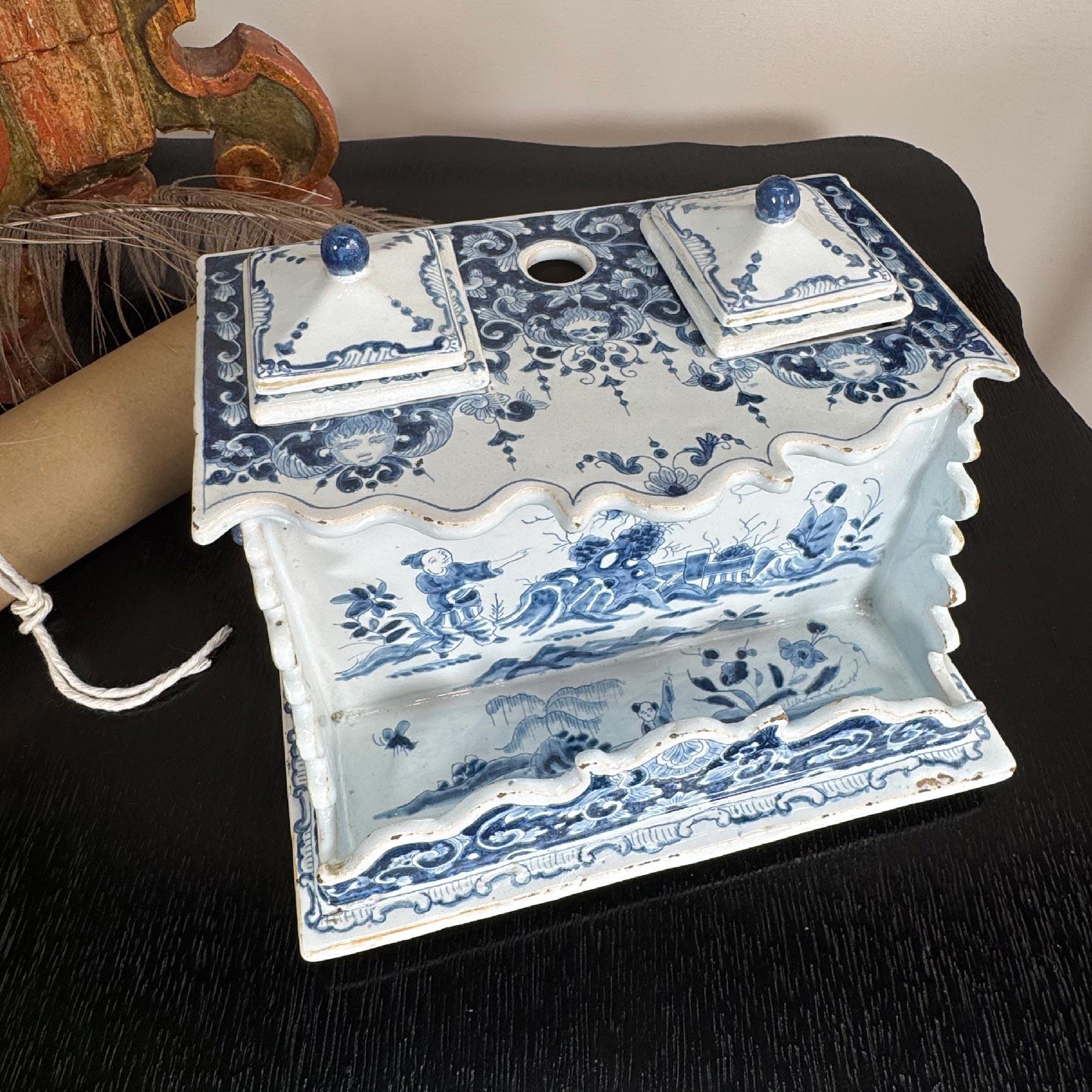 18th Century Dutch Delft Blue and White Ink Well attributed to Anthoni Pennis in vendita 7