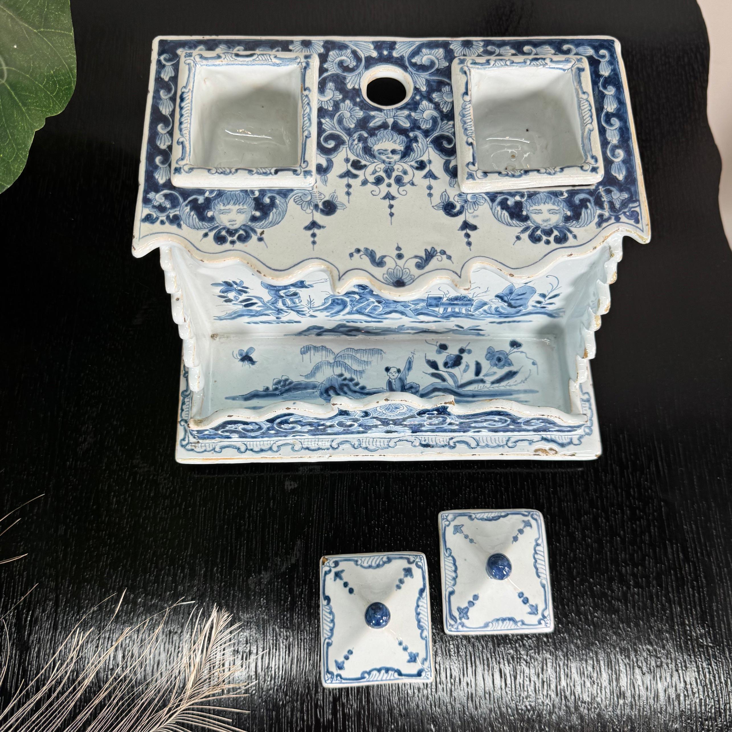 Olandese 18th Century Dutch Delft Blue and White Ink Well attributed to Anthoni Pennis in vendita