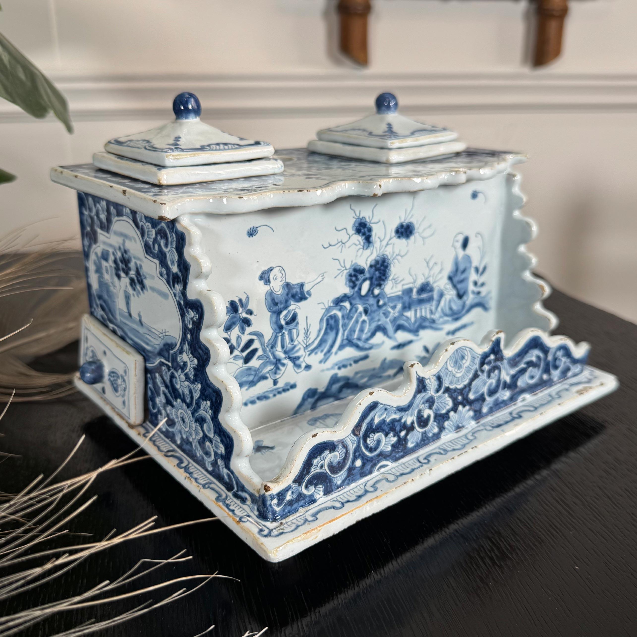 Fatto a mano 18th Century Dutch Delft Blue and White Ink Well attributed to Anthoni Pennis in vendita