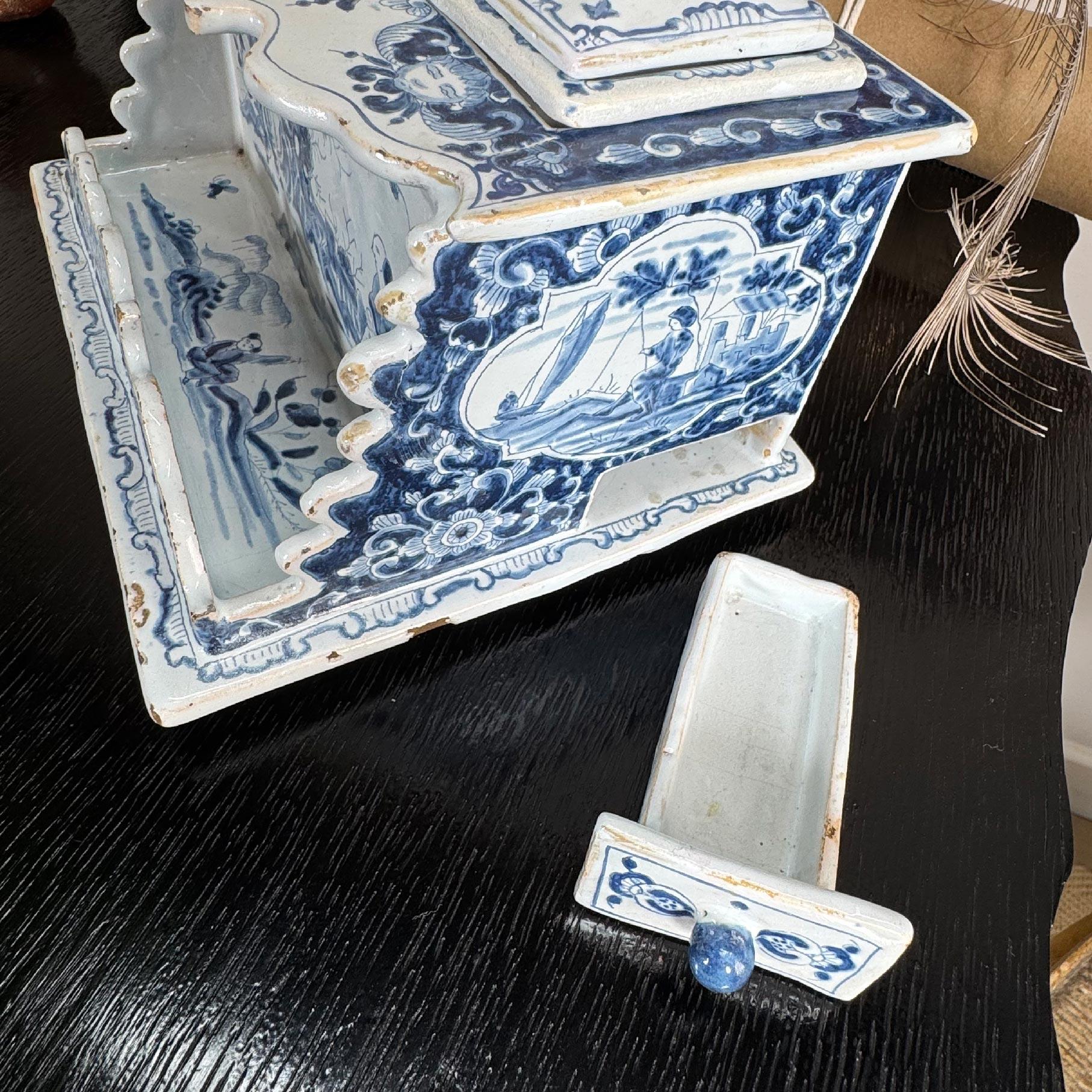 XVIII secolo 18th Century Dutch Delft Blue and White Ink Well attributed to Anthoni Pennis in vendita