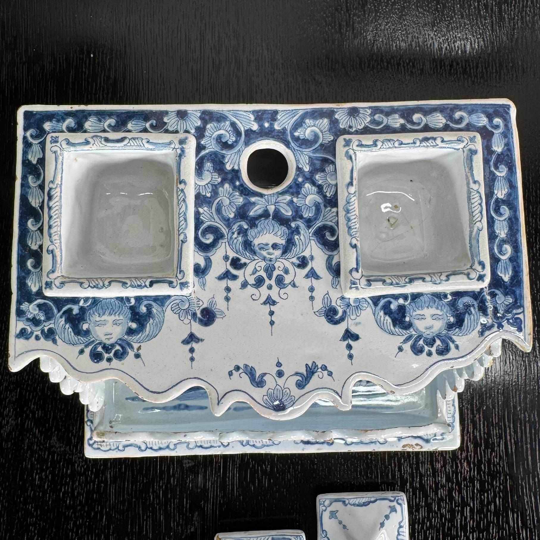 Terracotta 18th Century Dutch Delft Blue and White Ink Well attributed to Anthoni Pennis in vendita