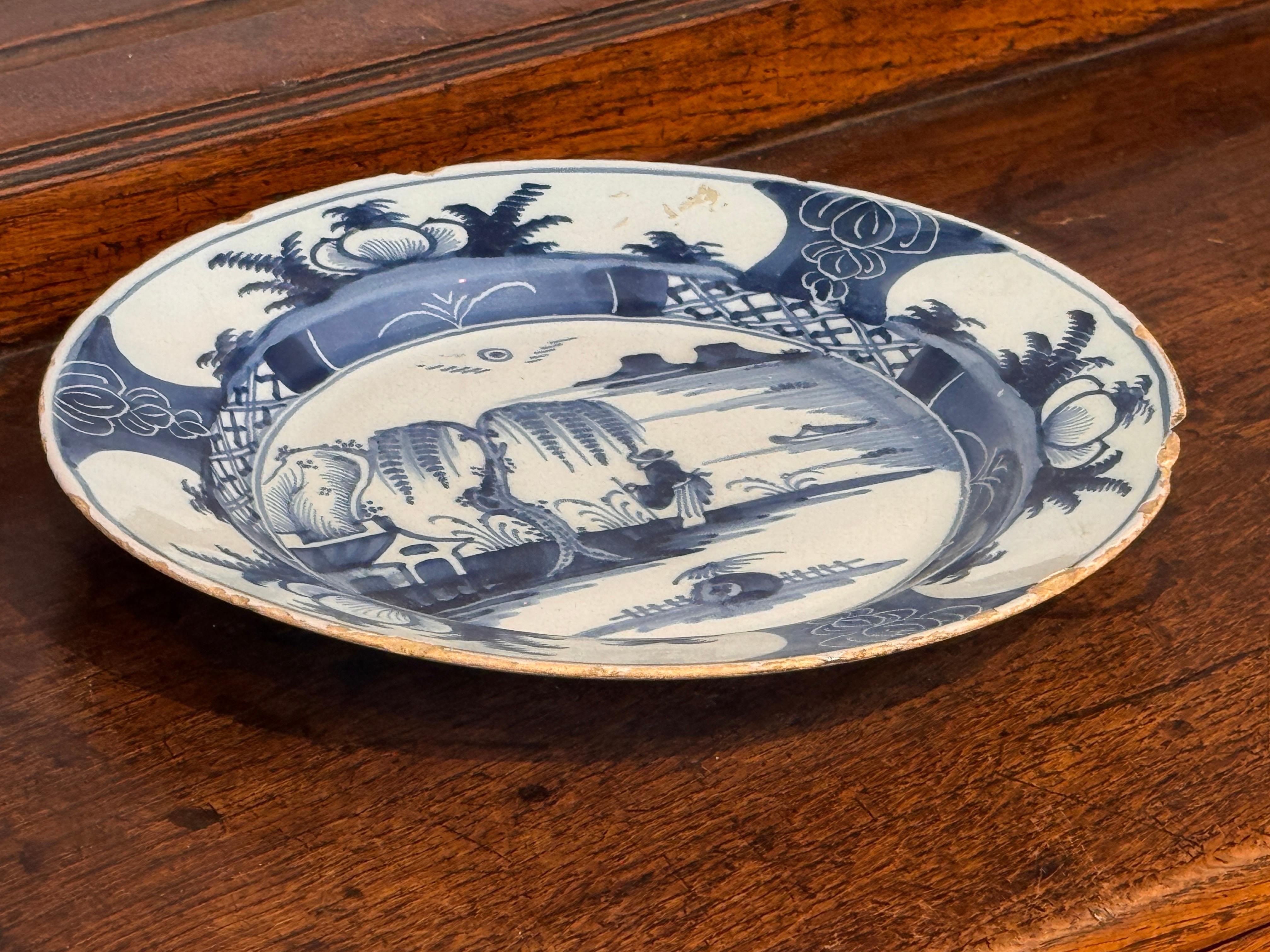 XVIIIe siècle et antérieur Assiette hollandaise du 18e siècle en bleu et blanc de Delft en vente