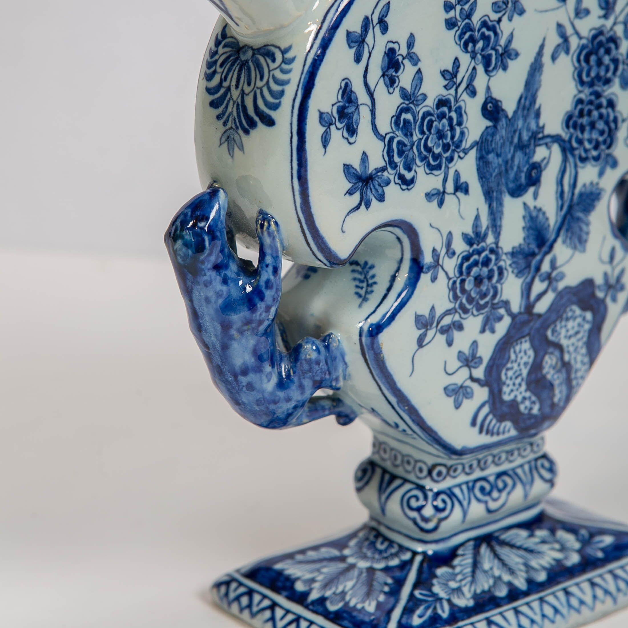 Rococo Vase tulipier de Delft bleu et blanc du 18ème siècle