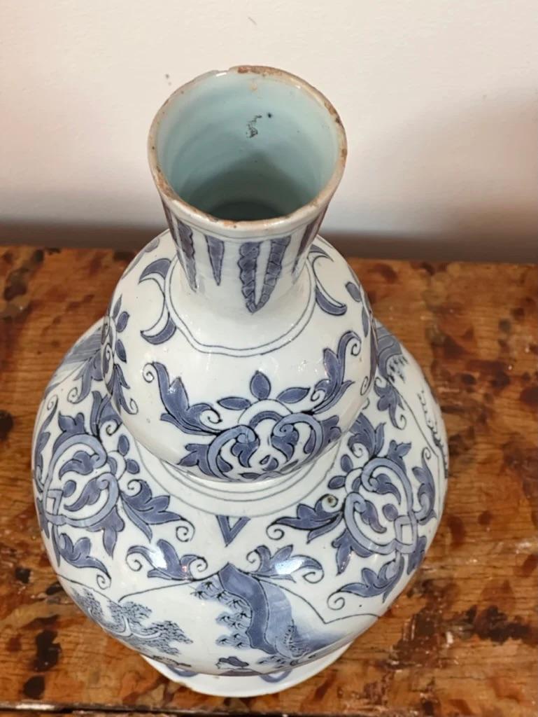 Néerlandais Vase bleu et blanc Delft hollandais du 18e siècle en vente