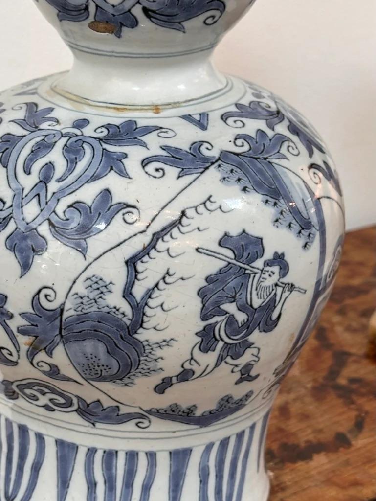 Vase bleu et blanc Delft hollandais du 18e siècle Bon état - En vente à Charlottesville, VA