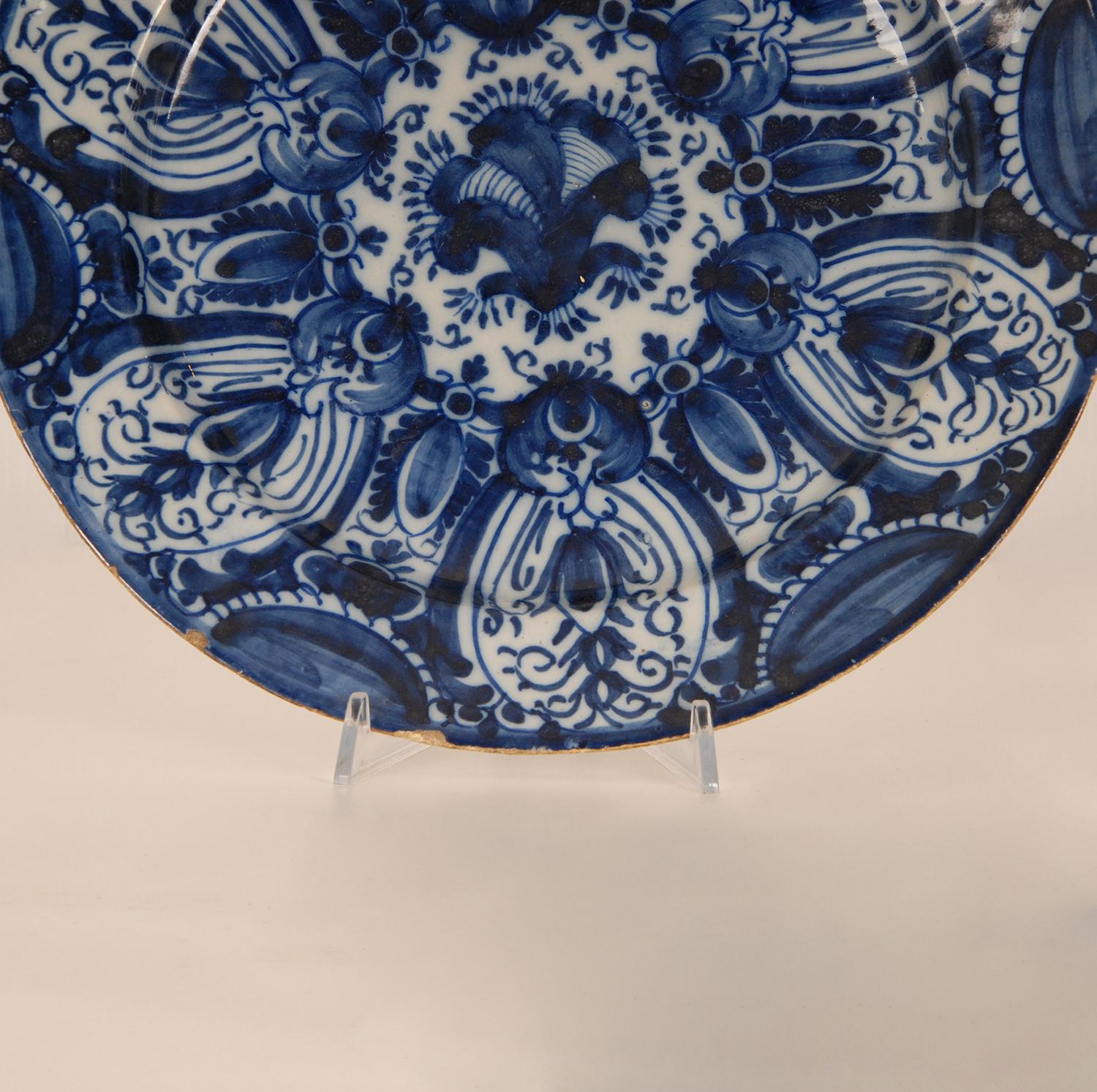 Vernissé Assiette de cabinet Delft De Lampetkan bleue et blanche du 18ème siècle Tullips  en vente