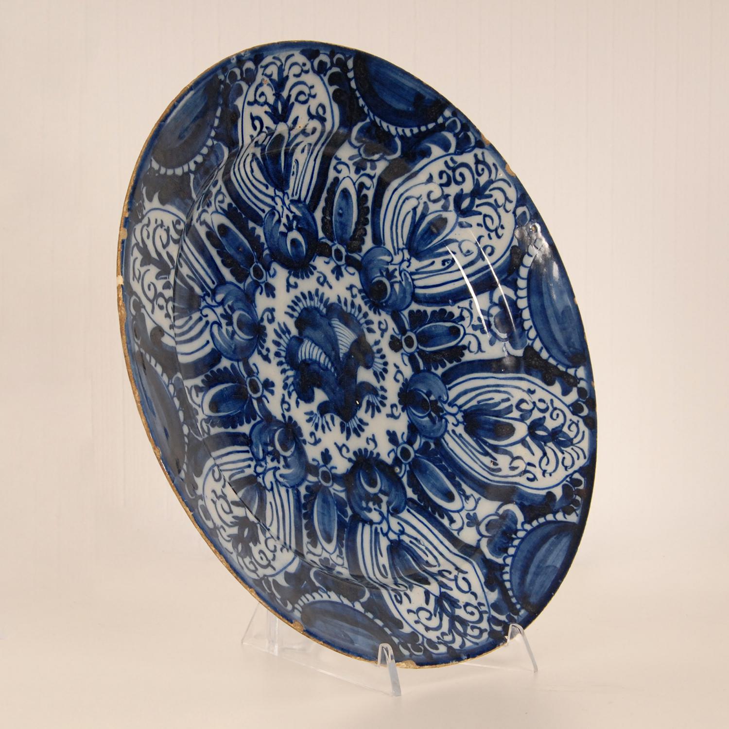 Rococo Assiette de cabinet Delft De Lampetkan bleue et blanche du 18ème siècle Tullips en vente