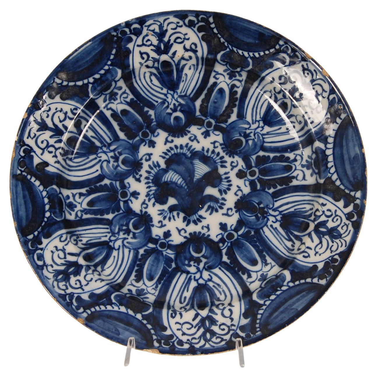 Assiette de cabinet Delft De Lampetkan bleue et blanche du 18ème siècle Tullips  en vente